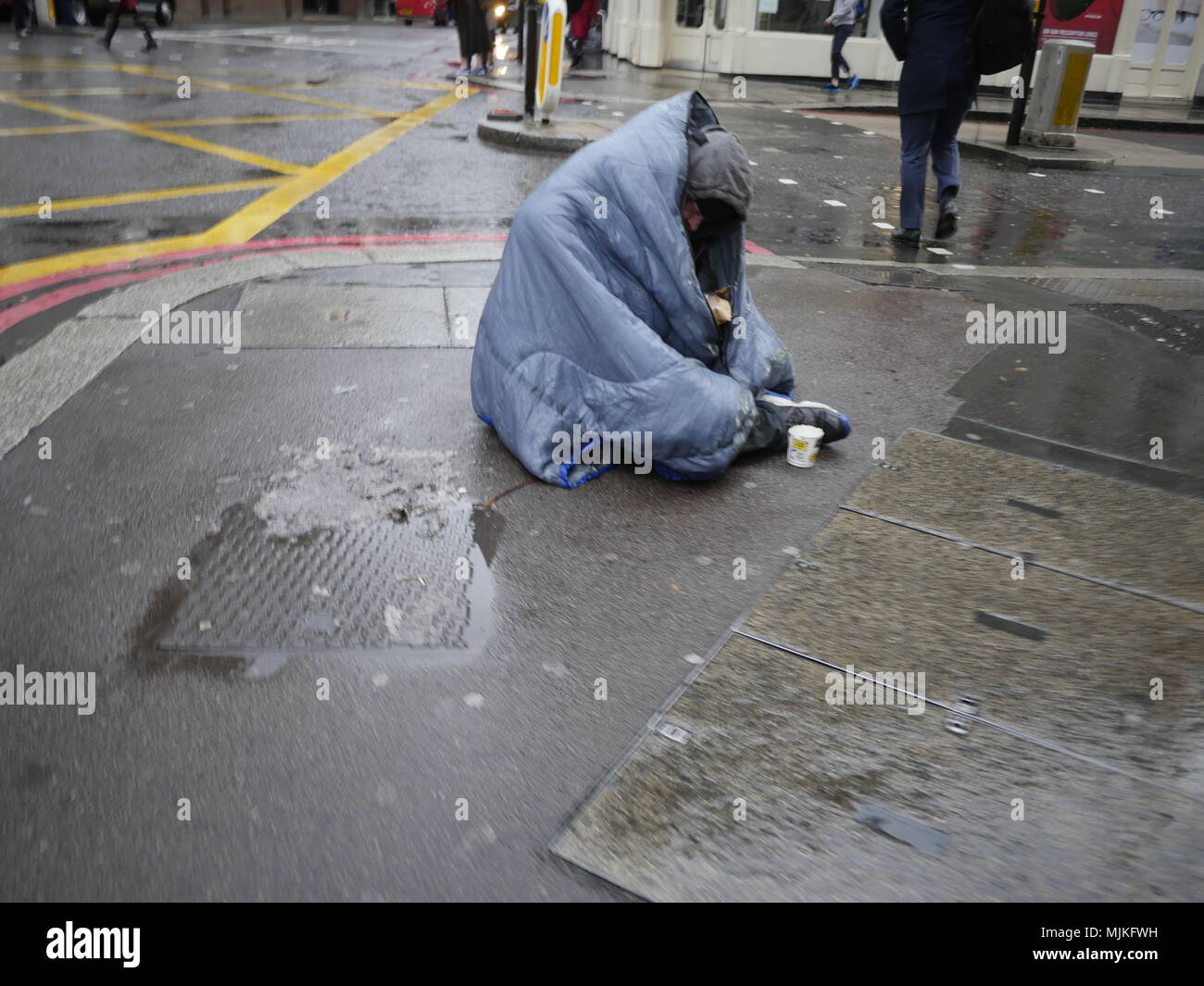 Obdachloser in Central London Street betteln, bei Regen Sturm Stockfoto Obdachloser in Central London Street betteln, bei Regen Sturm Stockfoto