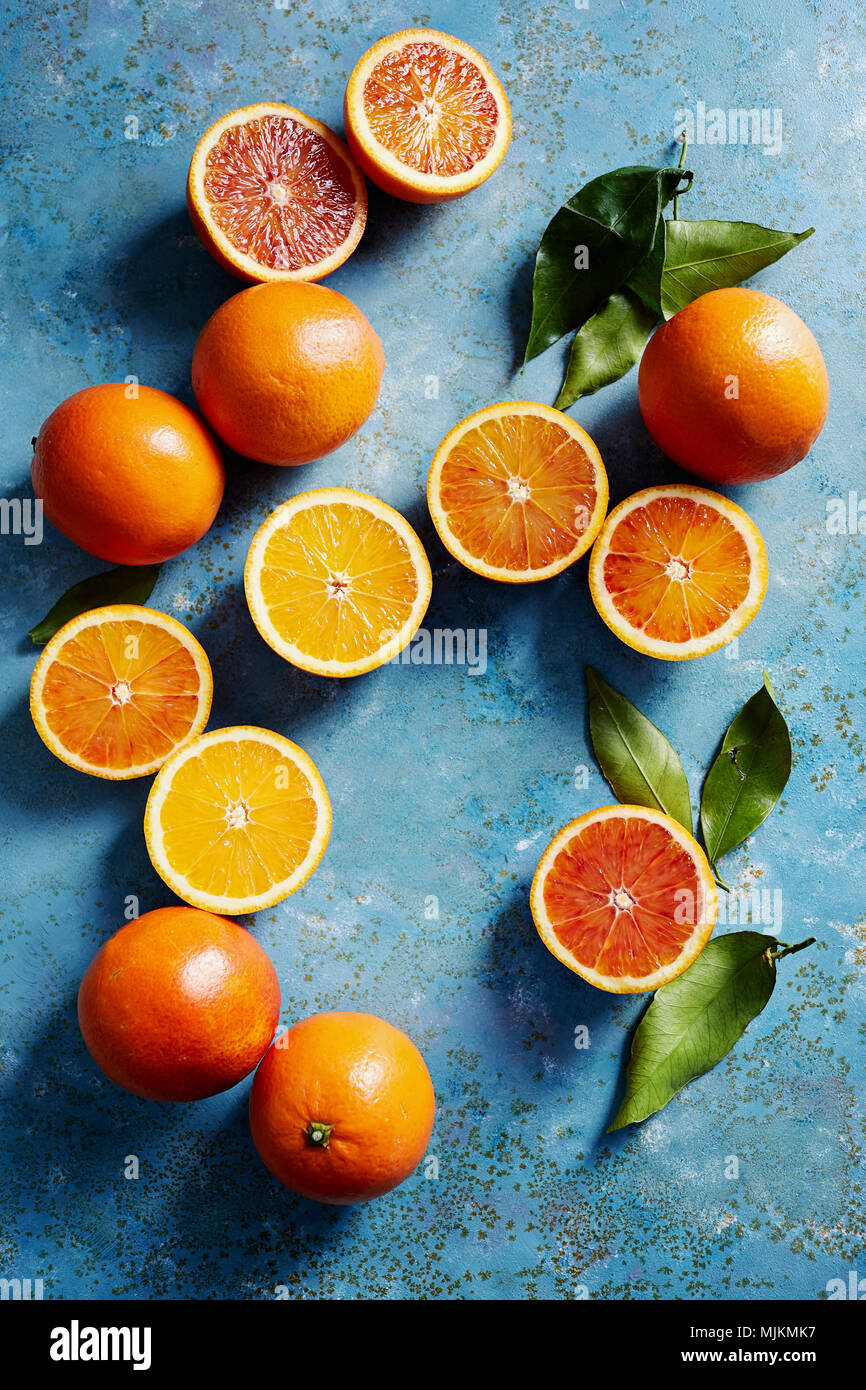 Blutorangen und eine blaue Fläche geschnitten (von oben gesehen). Stockfoto