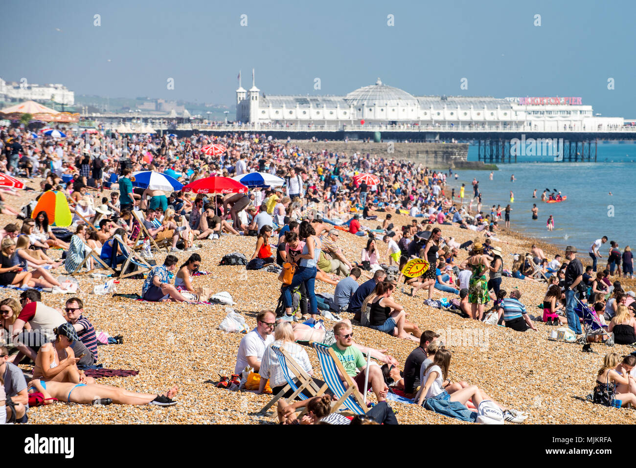 Rekordtemperaturen und riesige Massen auf der Bank Holiday Samstag am Strand von Brighton. Stockfoto