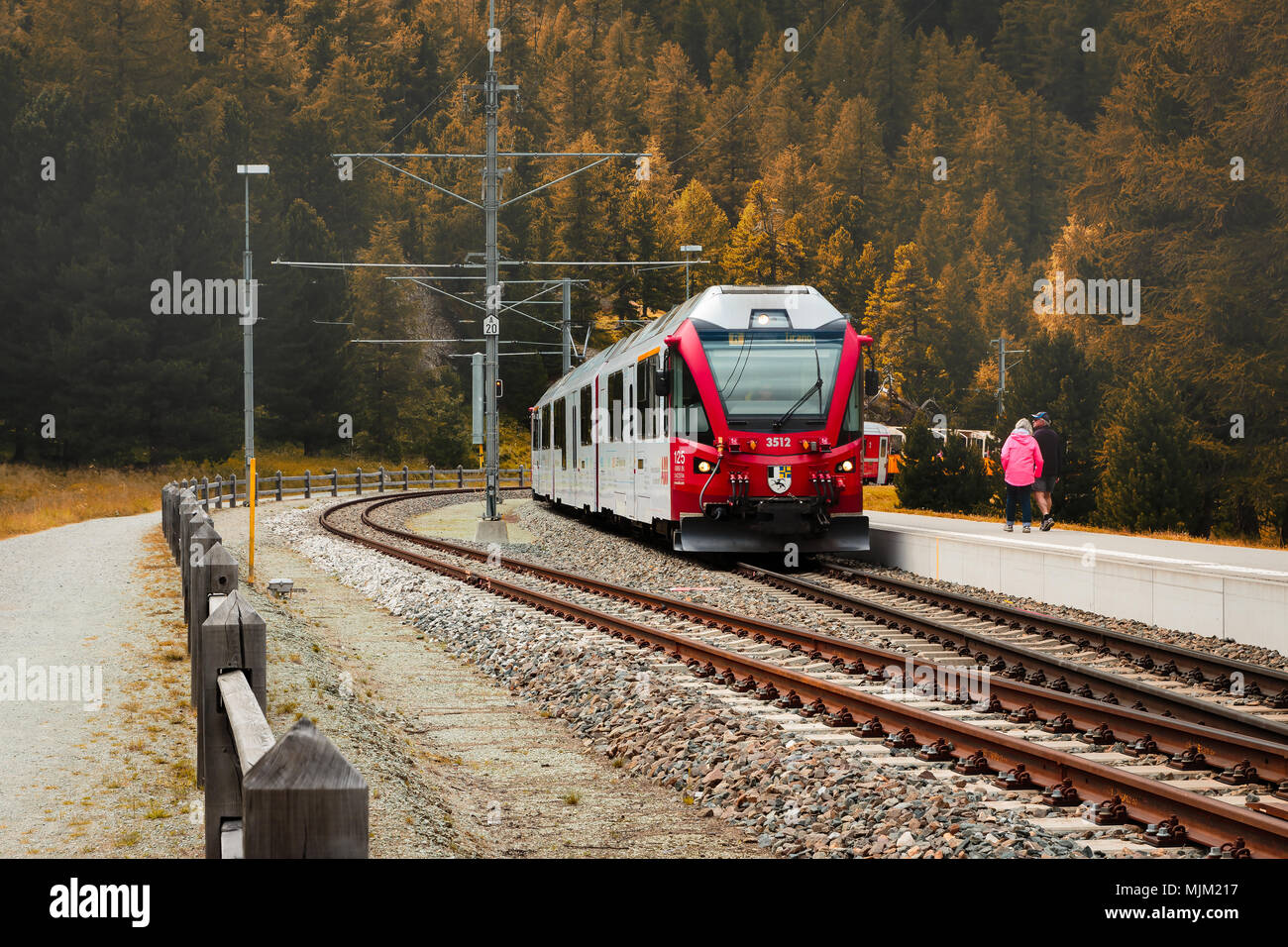 Poschiavo, Graubünden, Schweiz - 10 AUGUST 2016: Rote Zug der Rhätischen Bahn in die Station Morteratsch an einem sonnigen Tag im Sommer Stockfoto