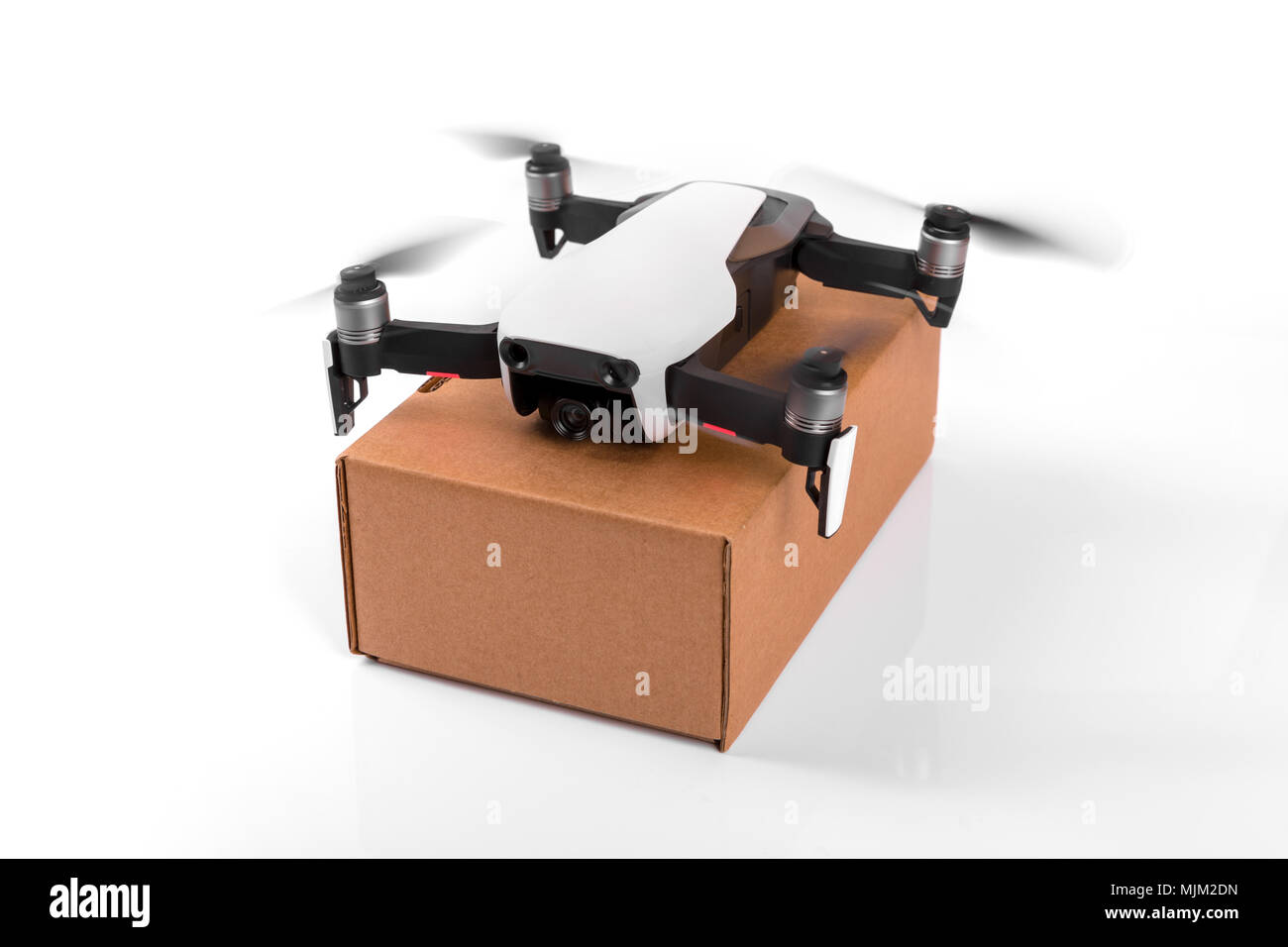 Lieferung drone mit Box auf weißem Hintergrund Stockfoto