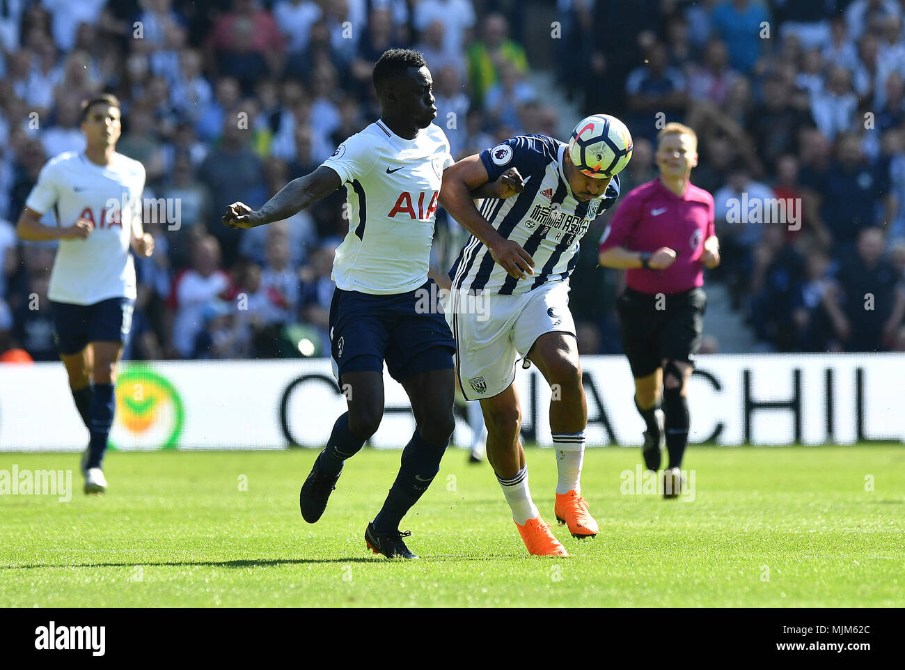 Tottenham Hotspur der Davinson Sanchez (links) und West Bromwich Albion Salomon Rondon (rechts) Kampf um den Ball während der Premier League Match in West Bromwich, West Bromwich. PRESS ASSOCIATION Foto. Bild Datum: Samstag, 5. Mai 2018. Siehe PA-Geschichte Fußball West Brom. Photo Credit: Anthony Devlin/PA-Kabel. Einschränkungen: EDITORIAL NUR VERWENDEN Keine Verwendung mit nicht autorisierten Audio-, Video-, Daten-, Spielpläne, Verein/liga Logos oder "live" Dienstleistungen. On-line-in-Verwendung auf 75 Bilder beschränkt, kein Video-Emulation. Keine Verwendung in Wetten, Spiele oder einzelne Verein/Liga/player Publikationen. Stockfoto