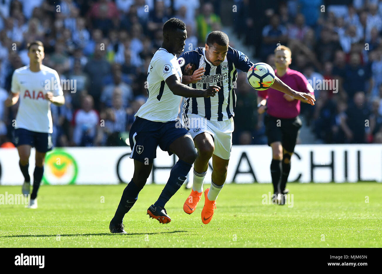 Tottenham Hotspur der Davinson Sanchez (links) und West Bromwich Albion Salomon Rondon (rechts) Kampf um den Ball während der Premier League Match in West Bromwich, West Bromwich. PRESS ASSOCIATION Foto. Bild Datum: Samstag, 5. Mai 2018. Siehe PA-Geschichte Fußball West Brom. Photo Credit: Anthony Devlin/PA-Kabel. Einschränkungen: EDITORIAL NUR VERWENDEN Keine Verwendung mit nicht autorisierten Audio-, Video-, Daten-, Spielpläne, Verein/liga Logos oder "live" Dienstleistungen. On-line-in-Verwendung auf 75 Bilder beschränkt, kein Video-Emulation. Keine Verwendung in Wetten, Spiele oder einzelne Verein/Liga/player Publikationen. Stockfoto