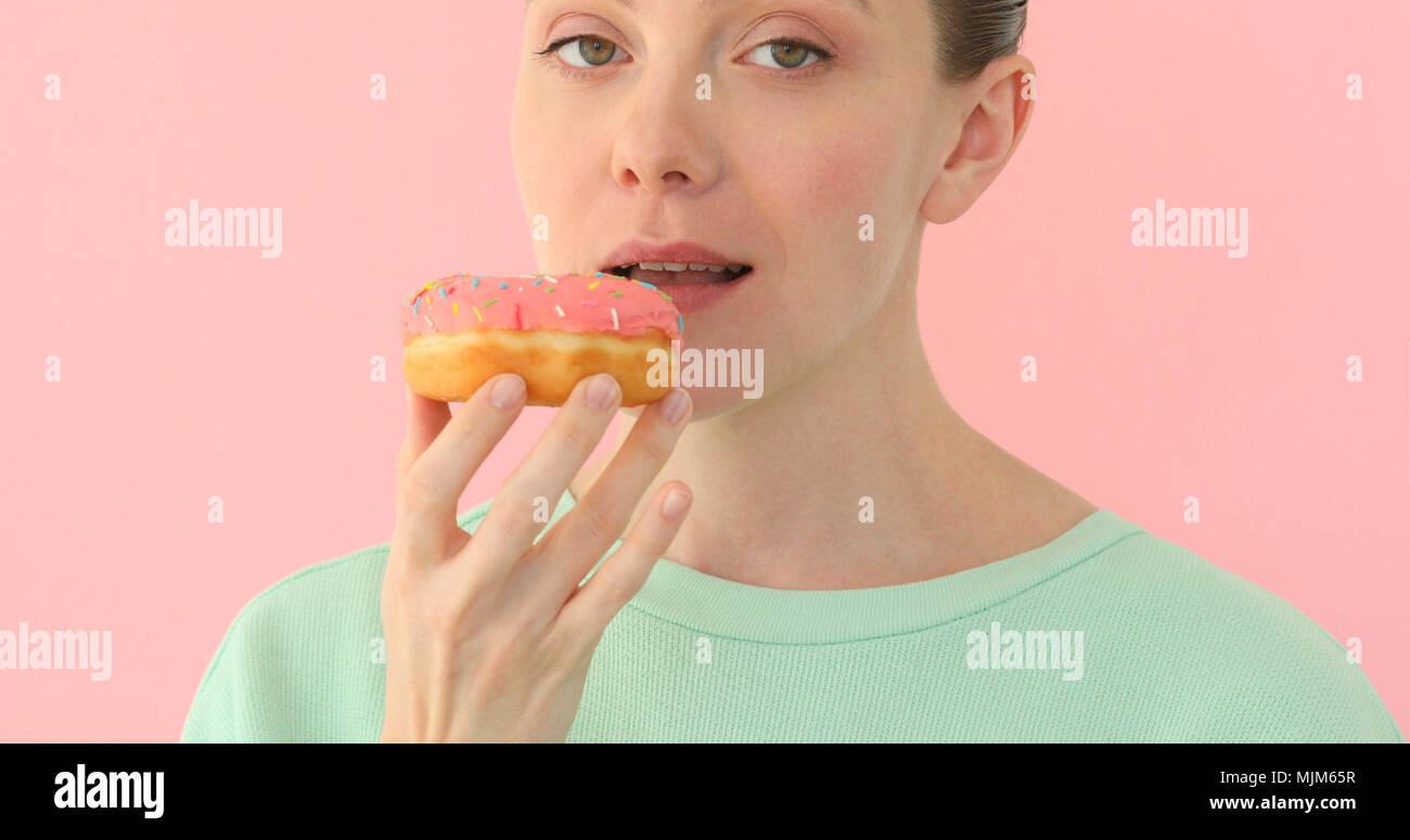 Frau essen einen Donut close-up, lecker Stockfoto