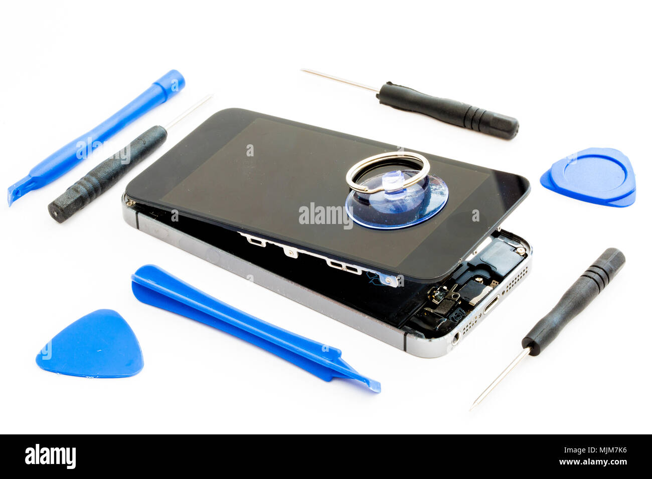 Eine beschädigte Smartphone mit den Tools für den Austausch oder die Reparatur an einem isolierten weißen Hintergrund erforderlich Stockfoto