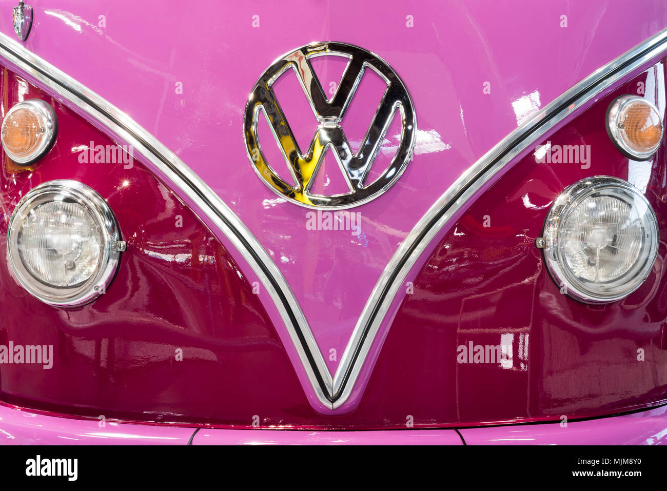 Vor rosa Volkswagen Oldtimer Bus mit VW-Logo, Bulli, Auto- und Technikmuseum, Sinsheim, Deutschland Stockfoto