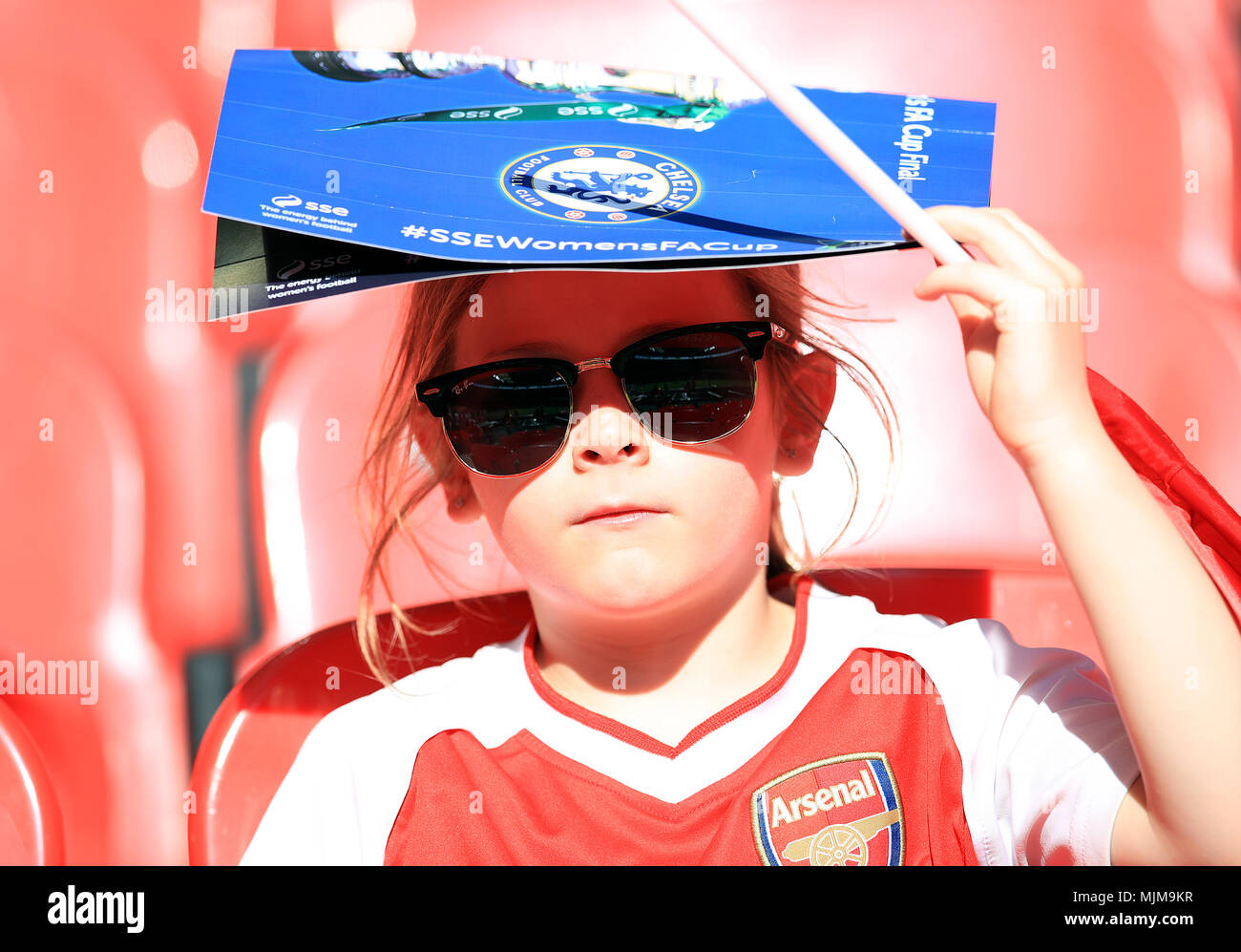 Ein junger Fan nimmt Zuflucht vor der Hitze vor der SSE Frauen FA Cup Finale im Wembley Stadion, London. Stockfoto