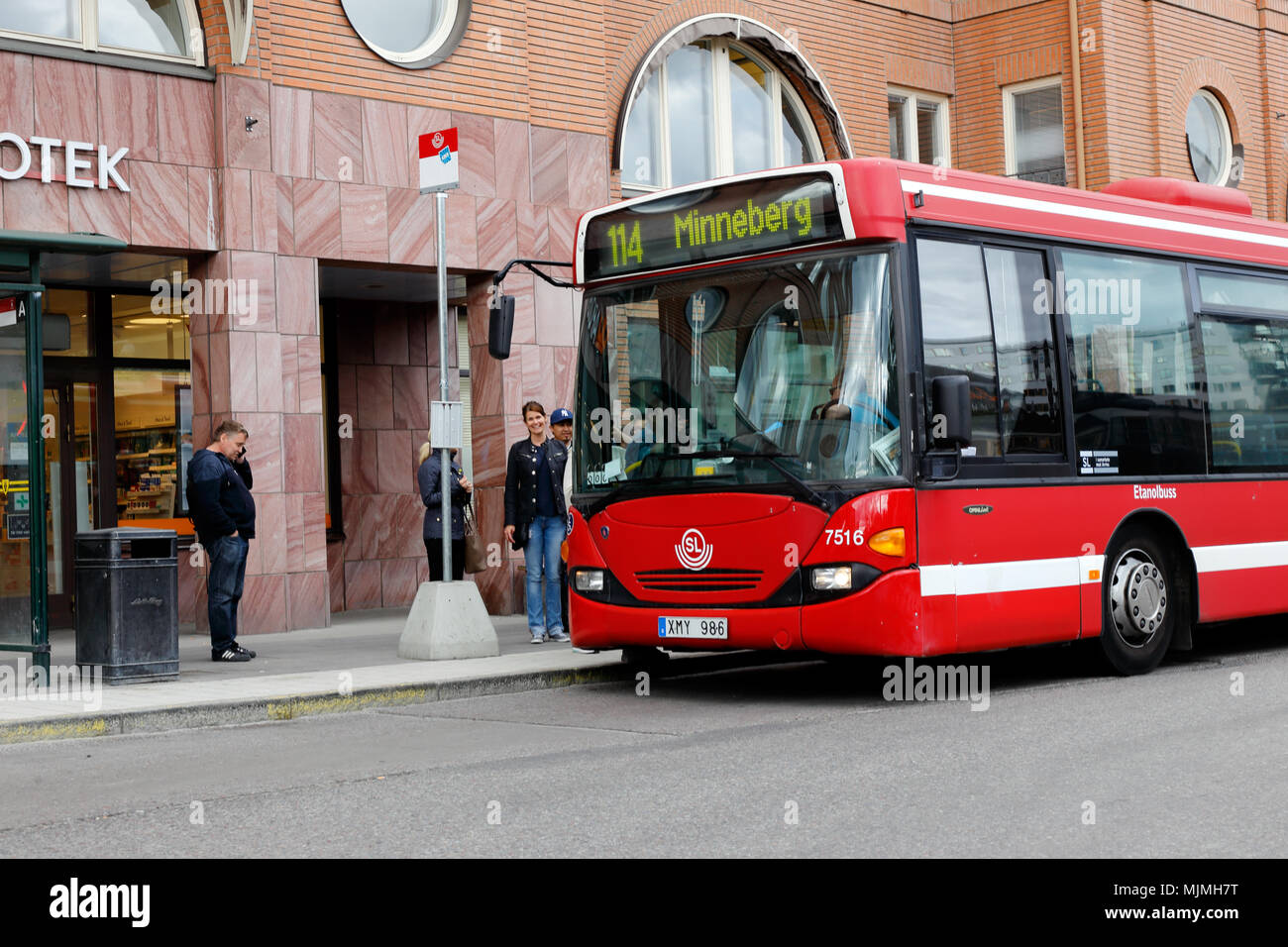 Stockholm, Schweden, 23. Mai 2017: Eine rote Stockholm öffentliche Verkehrsmittel (SL) Bus in Dienst auf der Linie 114 mit Ziel Minneberg zur Haltestelle Alvik. Stockfoto