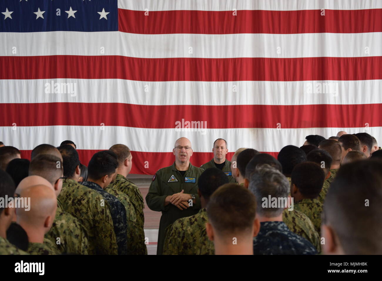 20171203-N-AP 785-136. Point Mugu, Kalifornien (31. 3, 2017) der hinteren Adm. W. Michael Kran, Commander, Naval Air Force finden und Stellvertretender Kommandant, US Naval Air Force Pazifik Flotte, (links) Besuche mit Seglern aus Fleet Logistics Support 4587 (VR-55) während alles - Hände Anruf im Hangar Bay. CDR Dan Pugh, Kommandierender Offizier, VR-55 (rechts). (U.S. Marine Foto von Yeoman 2. Klasse Paulyn Santiago) Stockfoto