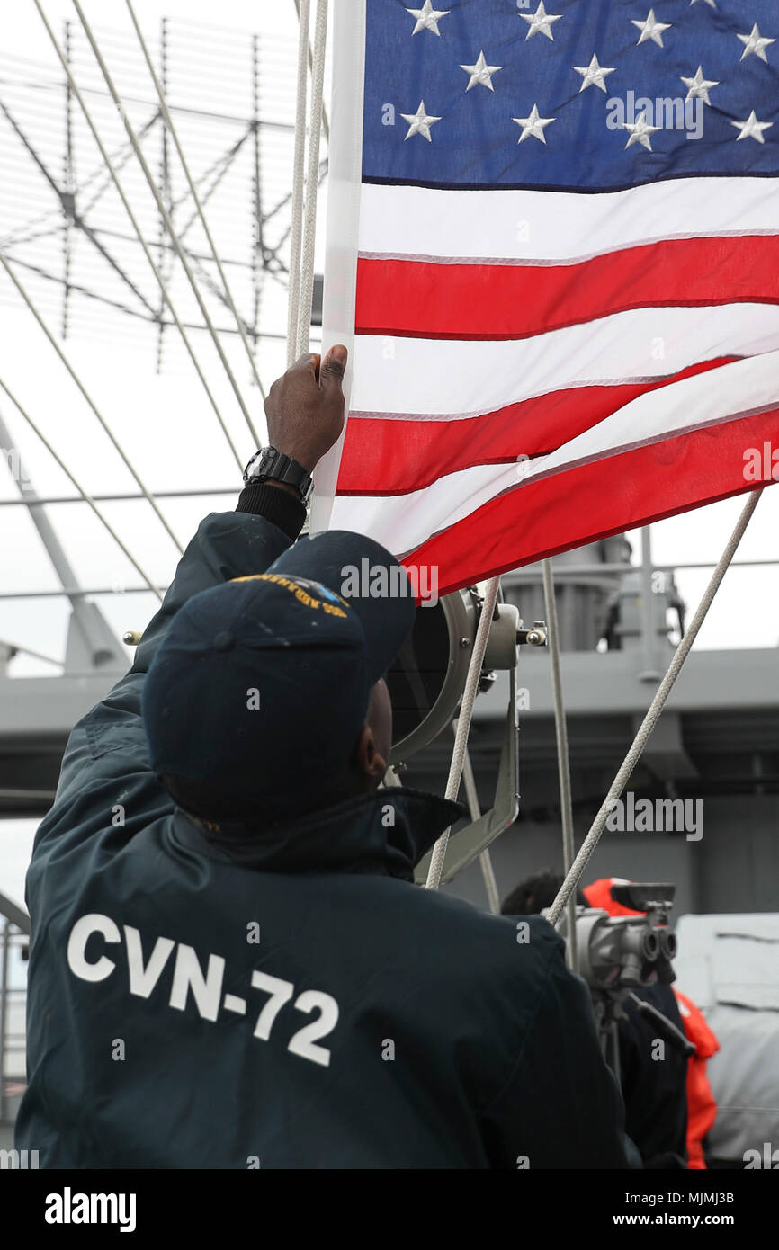 171206-N-FB 291-0068 ATLANTIK (31. 6, 2017) Quartermaster 3. Klasse Robert Gordon wirft dem Fähnrich auf der Brücke an Bord der Nimitz-Klasse Flugzeugträger USS Abraham Lincoln (CVN 72). (U.S. Marine Foto von Mass Communication Specialist 3. Klasse Garrett LaBarge/Freigegeben) Stockfoto