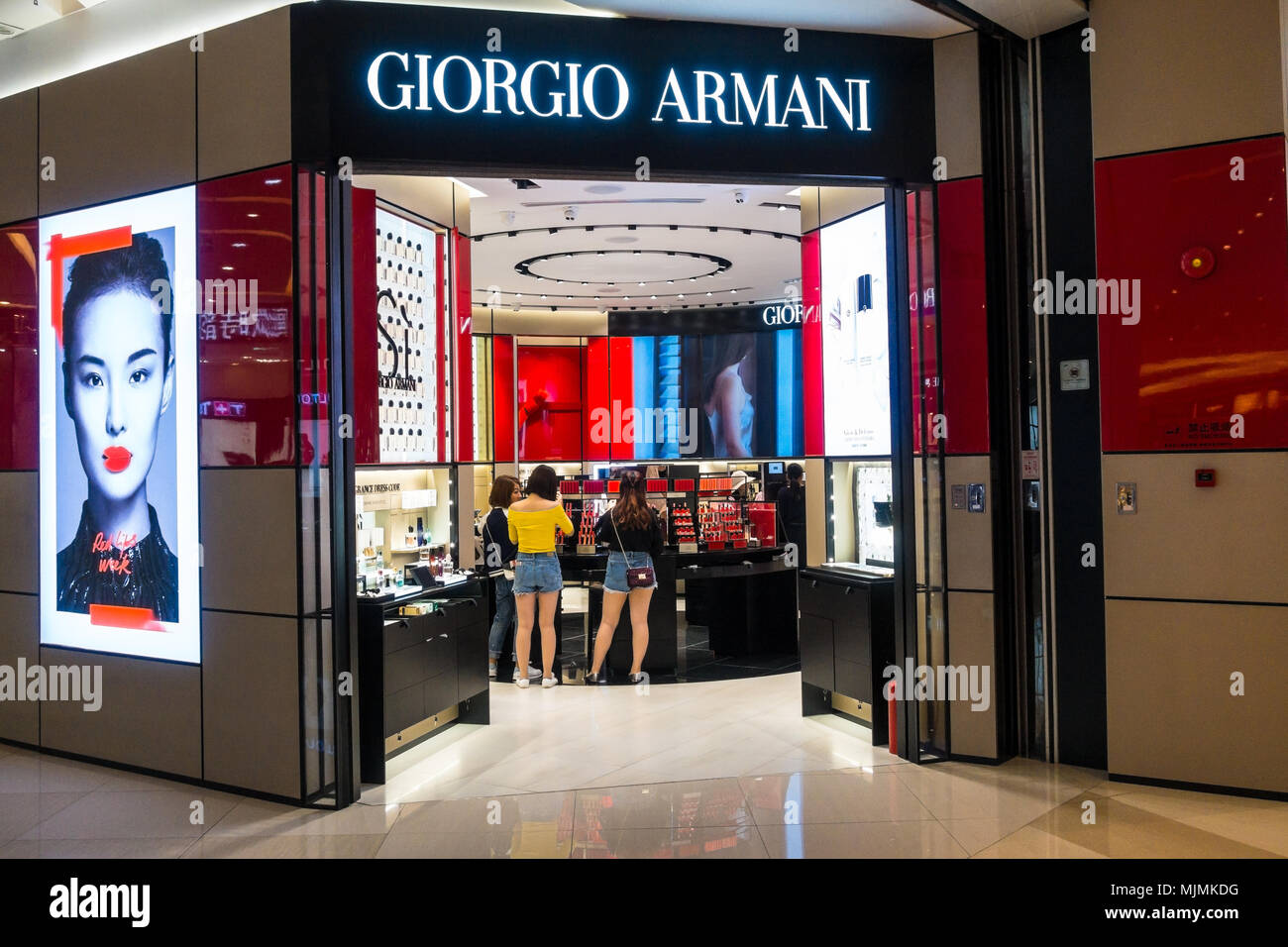 Giorgio Armani luxus Store mit Käufern in der Shopping Mall in Shenzhen, China Stockfoto