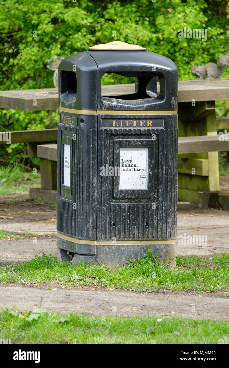 Abfallbehälter in einem Land Park Stockfoto