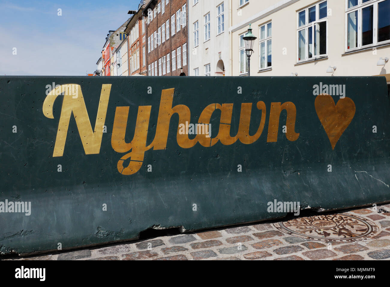 Kopenhagen, Dänemark - 26 August, 2017: Eine grüne konkrete Sperre mit NYhavn Logo mit einem Herzsymbol. Stockfoto