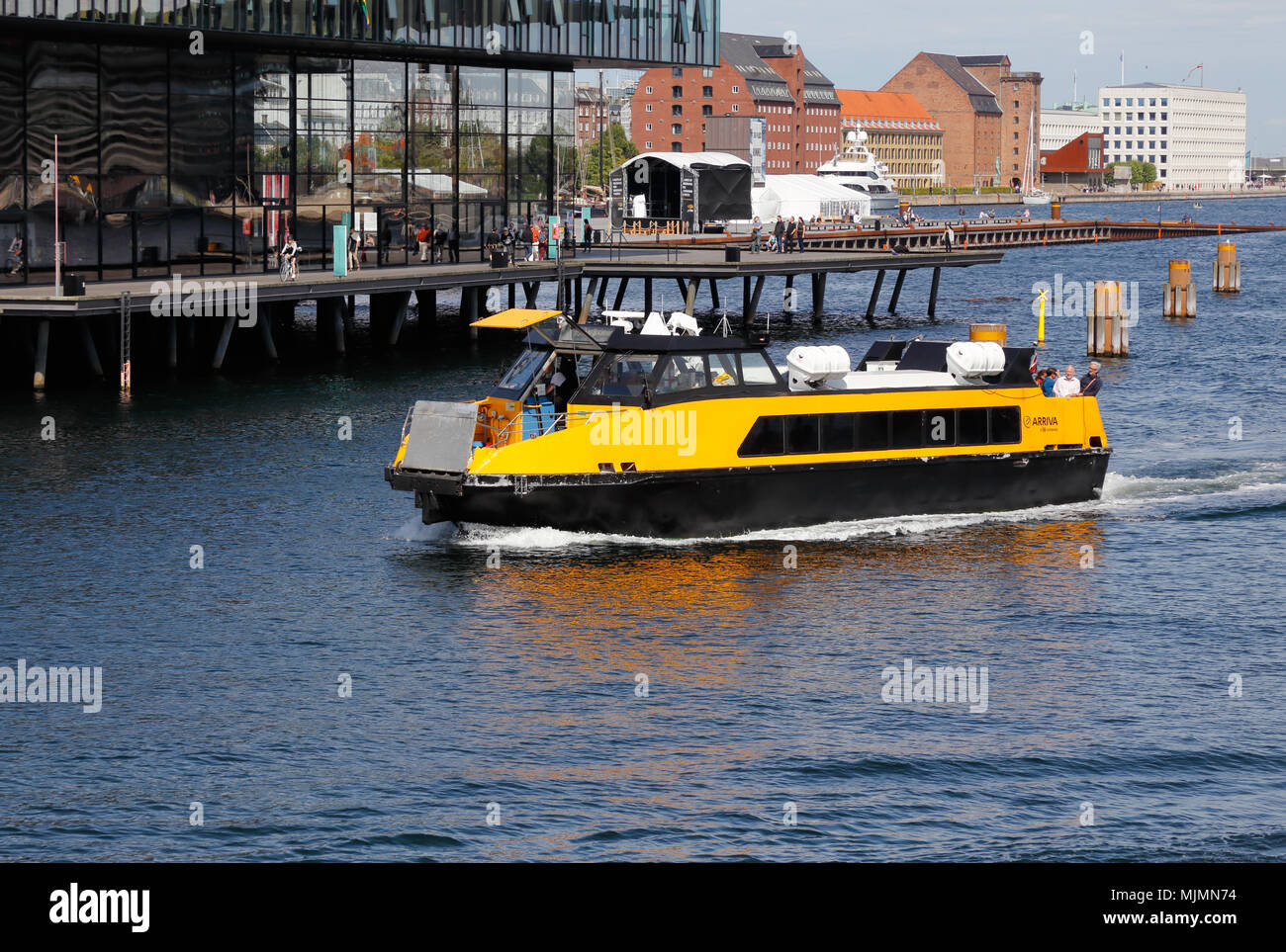 Kopenhagen, Dänemark - 24 August, 2017: Die gelben Kopenhagen öffentlicher Verkehr Hafen Busse kommt am Nyhavn stoppen Stockfoto