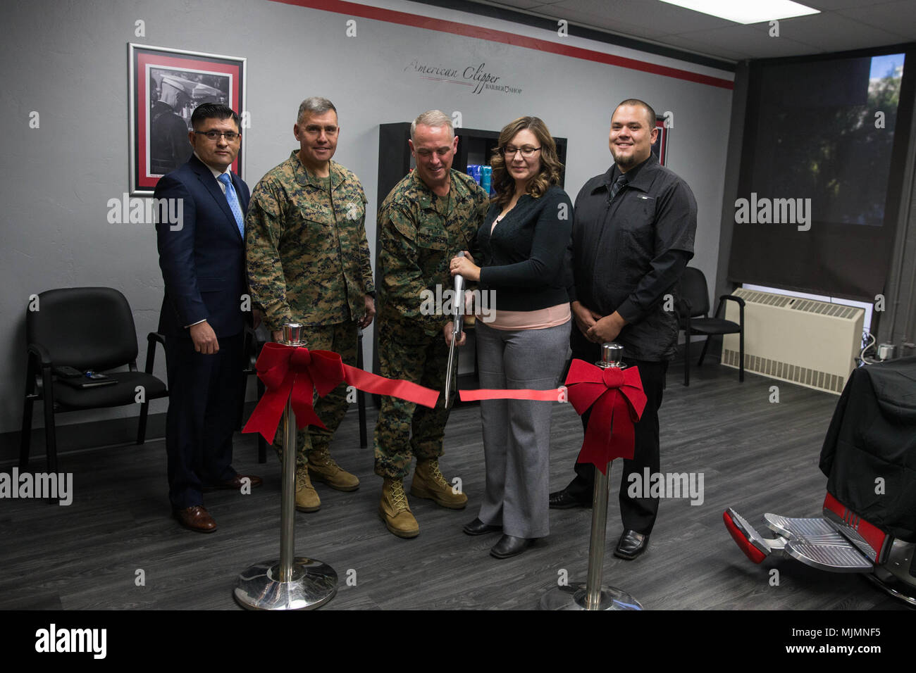 Us Marine Corps Brig. Gen. Kevin J. Killea, Kommandierender General, Marine Corps Installationen - West und Sgt. Maj. J.E.Meza, MCI-W Sergeant Major, schneiden Sie den Ribbon für die Grand Aufstockung der Friseur am Dez. 12, 2017. Der Friseur, in Gebäude 1160 befindet, wurde bereits seit über 30 Jahren und ist wieder geöffnet wird. Termine können geplant werden, um beste Jeder an Bord der Basis. (U. Us Marine Corps Foto von Lance Cpl. Haley McMenamin) Stockfoto