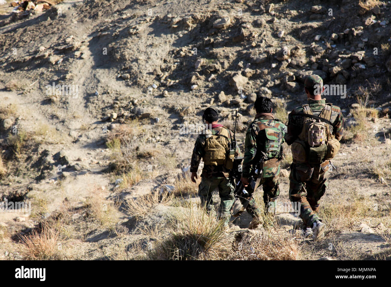 8th Special Operations Kandak ist eine afghanische Kommandoeinheit innerhalb des afghanischen Spezialkommandos der Nationalarmee. Das Archivbild zeigt Personal, das am 10. Dezember 2017 im Wach Kot Valley in der Provinz Nangarhar patrouillierte, nachdem es auf ISIS-K-Elemente zielte. Der historische Fotodruck dokumentiert afghanische nationale Verteidigungs- und Sicherheitskräfte, die die Kontrolle über gereinigtes Gelände behalten. Stockfoto