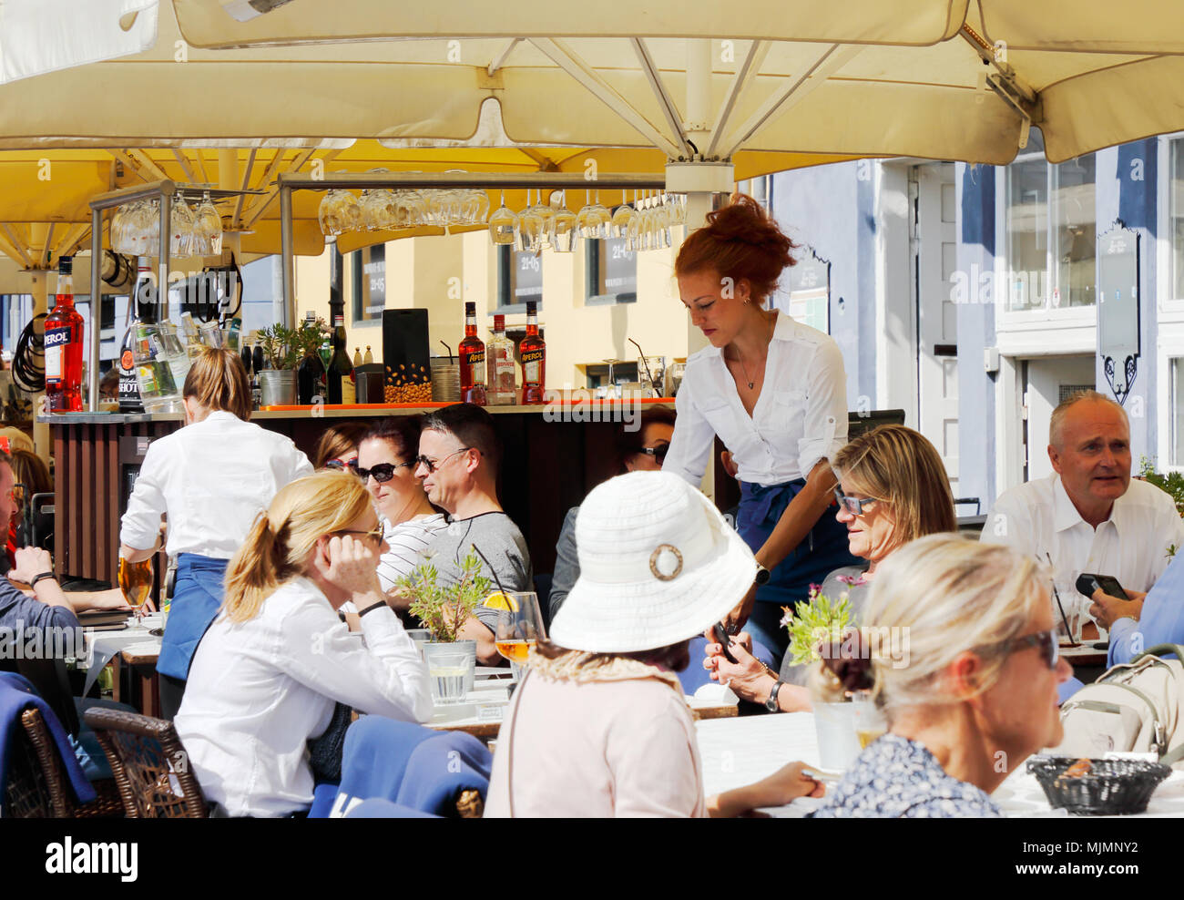 Kopenhagen, Dänemark - 24 August, 2017: Gäste und Personal im Außenbereich in einem Restaurant im Stadtteil Nyhavn. Stockfoto