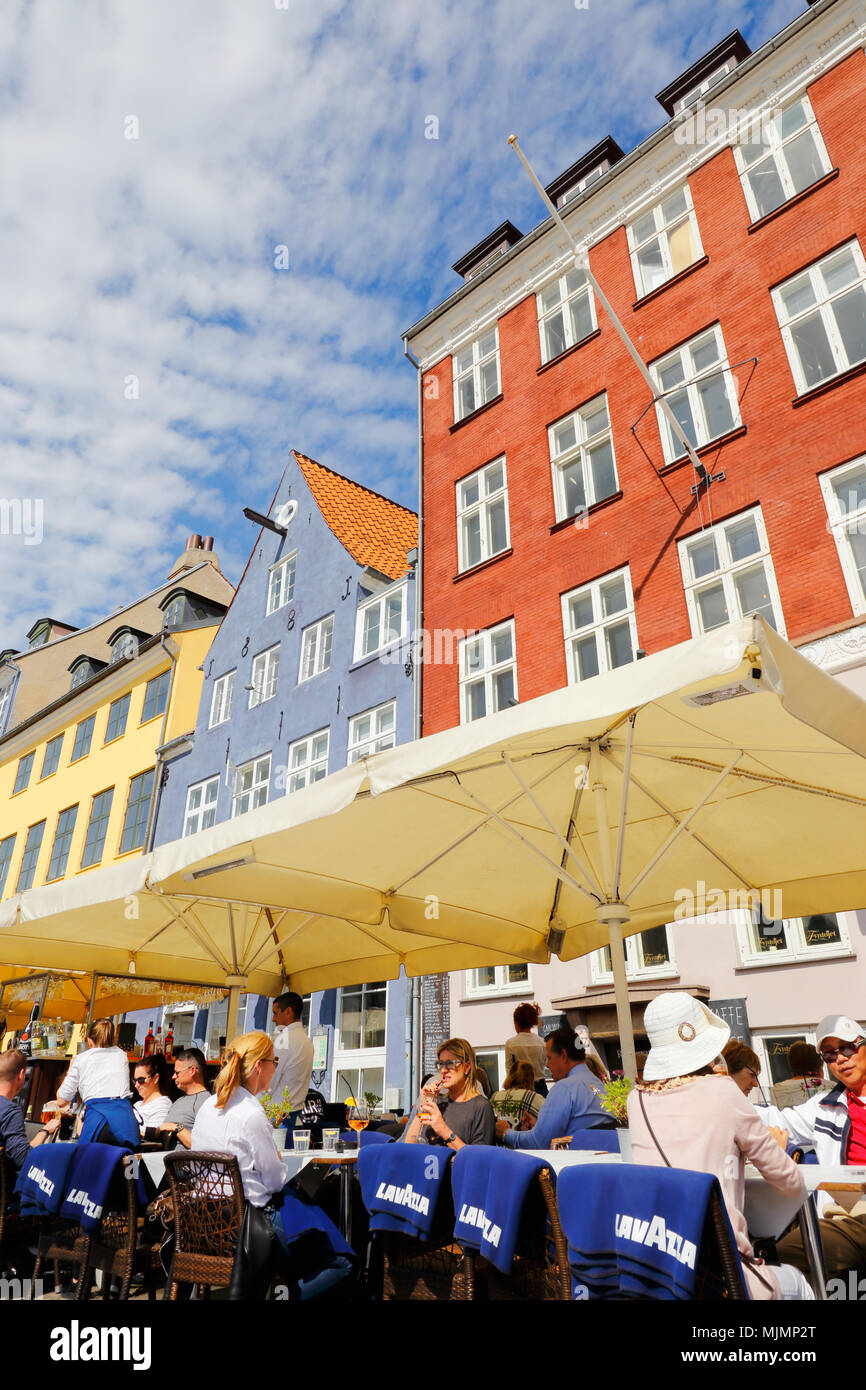 Kopenhagen, Dänemark - 24 August, 2017: Restaurant im Außenbereich in Nyhavn vor der bunten alten baut im Hintergrund. Stockfoto