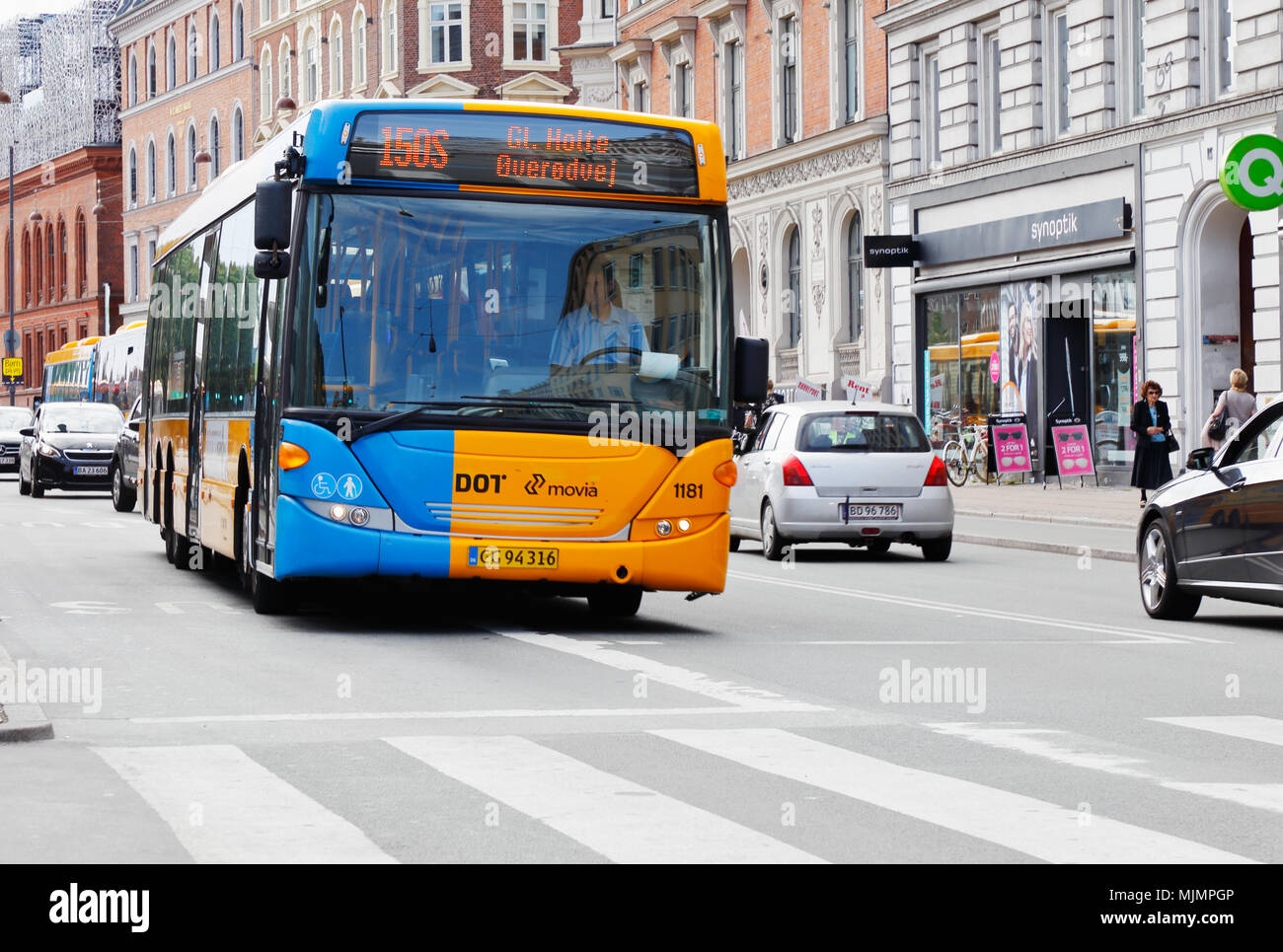 Kopenhagen, Dänemark - 24 August, 2017: Eine gelbe öffentlicher Verkehr Bus in der Nähe von Norreport in Kopenhagen Stadt centerin Service on line 150 S. Stockfoto