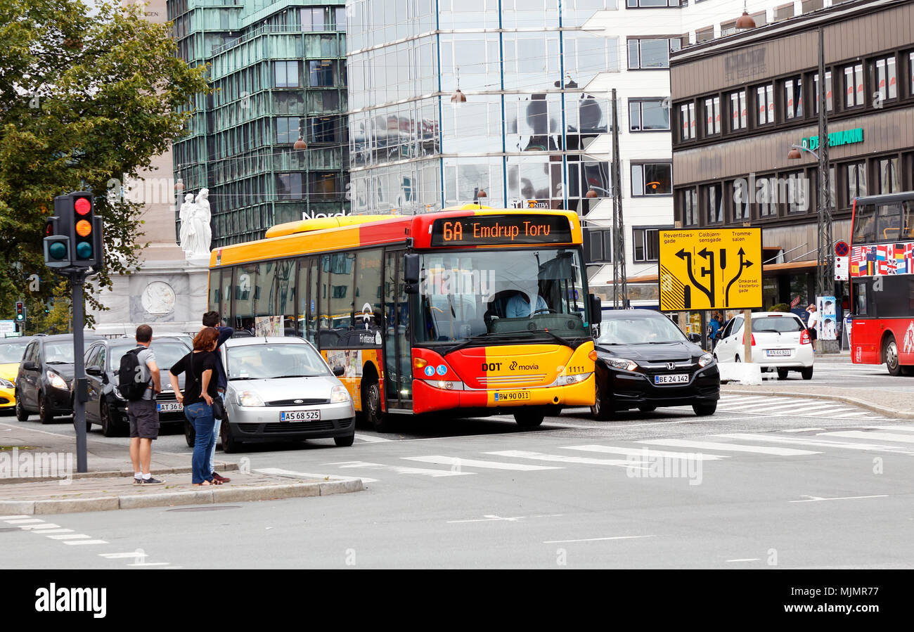 Kopenhagen, Dänemark - 24 August, 2017: Eine gelbe Öffentliche Verkehrsmittel Bus in Dienst auf der Linie 6 ein an der Ampel auf der Straße Vesterbrgade ne gestoppt hat Stockfoto