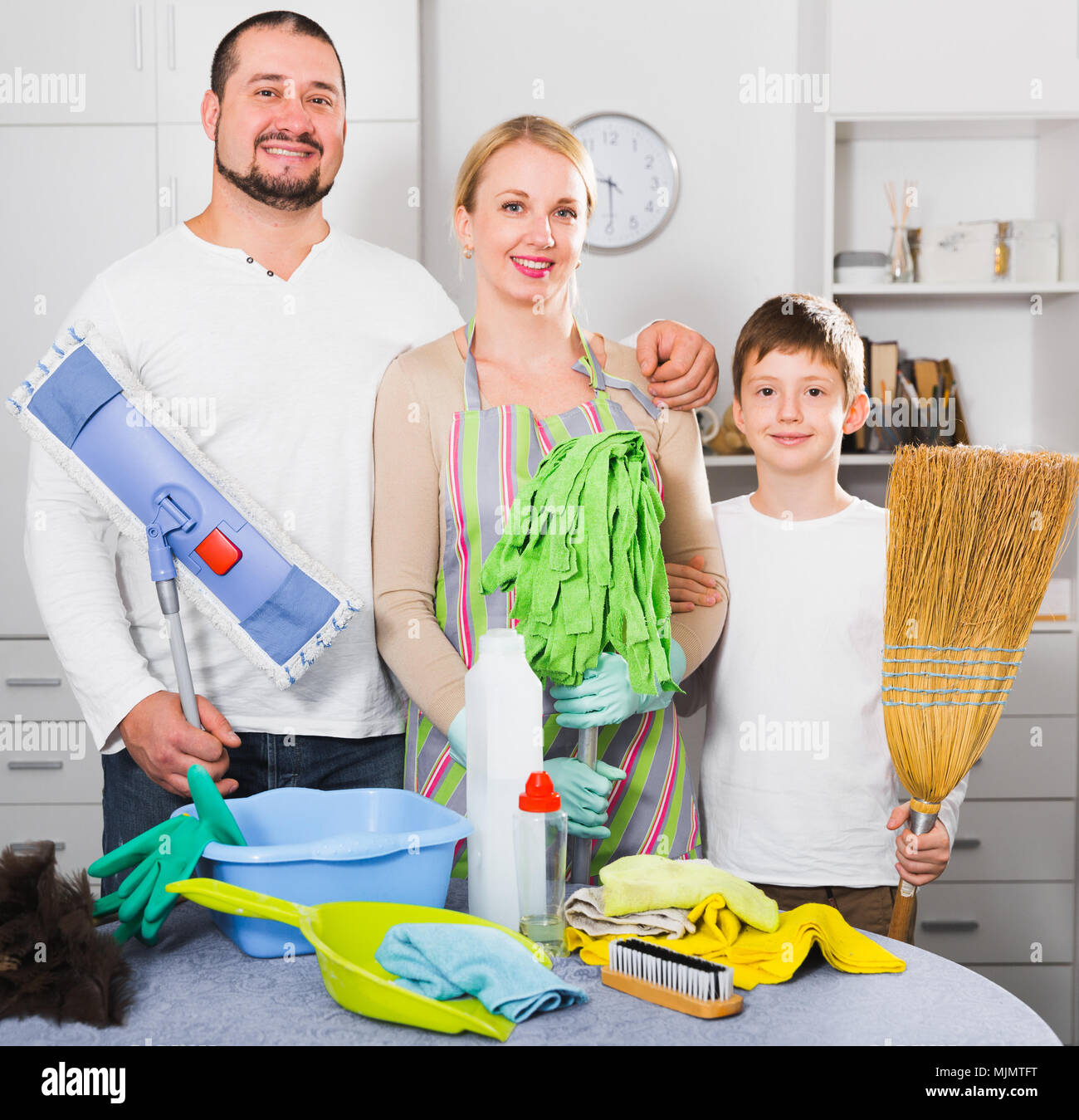 Portrait von freundlich lächelnden Familie stehen im Zimmer bereit zu reinigen Haus Stockfoto