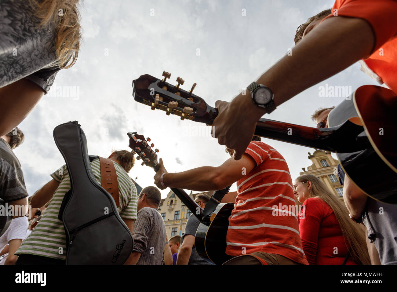 Gitarre Guinness-rekord. 7411 Gitarristen spielen 'Hey Joe' von Jimmi Hendrix. Stockfoto