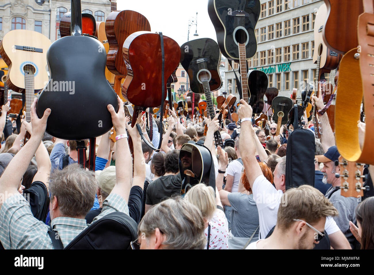 Gitarre Guinness-rekord. 7411 Gitarristen spielen 'Hey Joe' von Jimmi Hendrix. Stockfoto