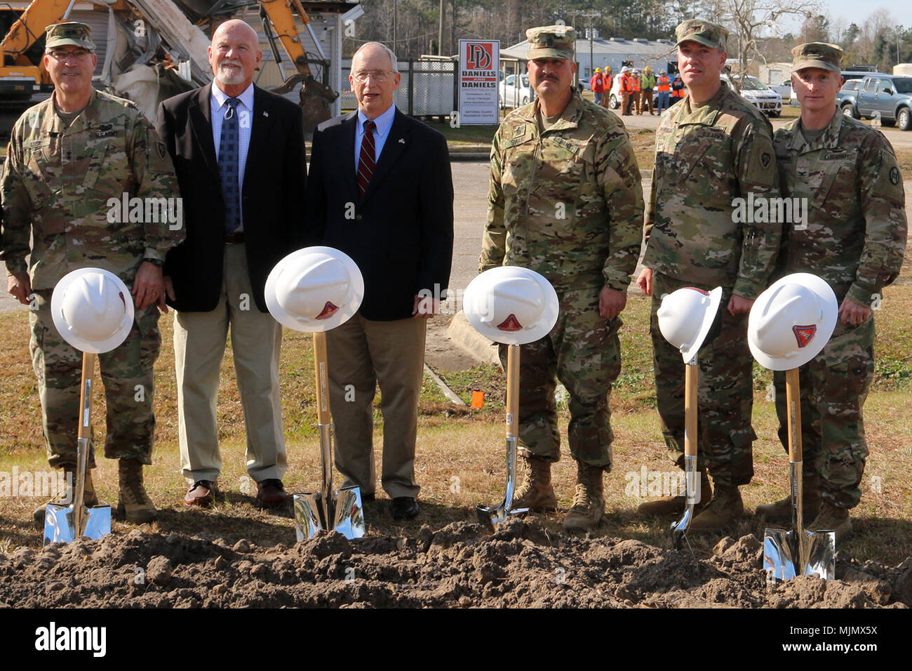 Von links, Senior North Carolina National Guard Führer, Armee Generalmajor Greg Lusk, der Adjutant General von Nord-carolina, pensionierter Armee Brig. Gen. Jim Carper, pensionierter Armee Brig. Gen. Dan Hickman, Army Command Sergeant Major John H. Swart, NCNG älterer Soldat Führer, Armee, Oberst Wes Morrison, NCNG Operations Officer und Armee Oberst Robert Bumgardner, der Kommandant des NCNG 30 gepanzerte Brigade Combat Team pose mit zeremoniellen Schaufeln mit dem offiziellen Spatenstich der neuen NCNG Bereitschaft Zentrum für 1 ST-120 th Infanterieregiment in Wilmington, North Carolina, Dez. 13, 2017. Jeder lea Stockfoto