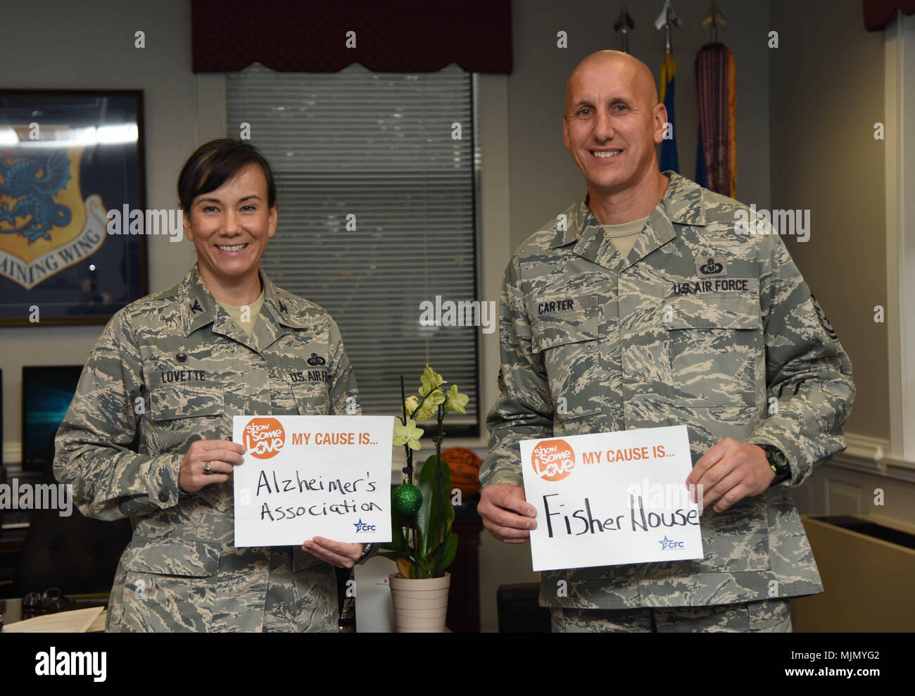 Colonel Debra Vogt, 81st Training Wing Commander, und Chief Master Sgt. Kenneth Carter, 81St TRW Befehl Chief, zeigen ihre Ursache Karten auf den kombinierten Bundes Kampagne am Hauptsitz Dez. 7, 2017, auf Keesler Air Force Base, Ohio zu treten. Die kombinierte Bundestagswahlkampf ist der weltweit größte und erfolgreichste Kampagne am Arbeitsplatz geben. Seit 1964, Federal Mitarbeiter haben mehr als 8 Mrd. $ für die Nächstenliebe und Ursachen, die sich in der Nähe und Liebe zu Ihnen werden gespendet. Die lokale Kampagne an Keesler AFB ist in vollem Gange und läuft durch Jan. 12, 2018. (U.S. Air Force Foto von Kemb Stockfoto