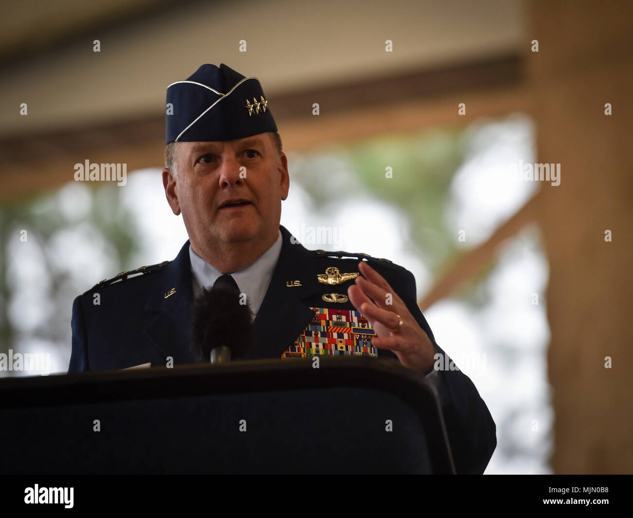 Generalleutnant Brad Webb, Kommandeur der Air Force Special Operations Command, spricht während einer Silver Star Siegerehrung, Dez. 15, 2017, at Hurlburt Field. Chief Master Sgt. Michael West, eine spezielle Taktik Fahrer mit der 24 Special Operations Wing, war das SSM für einen 5-tägigen Schlacht ausgezeichnet, genannt Operation MEDUSA, 2006. West genutzt 58 Koalition Strike Aircraft 24.000 Pfund Präzision ordnance zu liefern mehr als 500 feindliche Kräfte zu beseitigen, um die Sicherheit von 51 Special Forces Soldaten und 33 Koalitionspartner zu sichern. (U.S. Air Force Foto von älteren Flieger Ryan Conroy) Stockfoto