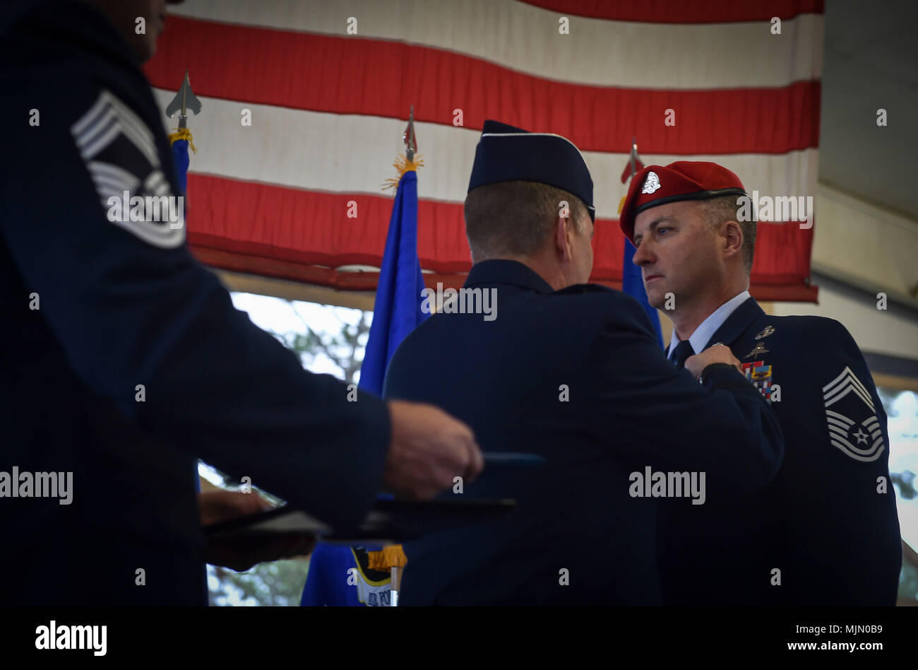 Generalleutnant Brad Webb, Kommandeur der Air Force Special Operations Command, Klemme a Silver Star Medaille auf Chief Master Sgt. Michael West, eine spezielle Taktik Fahrer mit der 24 Special Operations Wing, der während der Zeremonie, Dez. 15, 2017, at Hurlburt Field. West, war das SSM für einen 5-tägigen Schlacht ausgezeichnet, Operation MEDUSA, 2006 betitelte. West genutzt 58 Koalition Strike Aircraft 24.000 Pfund Präzision ordnance zu liefern mehr als 500 feindliche Kräfte zu beseitigen, um die Sicherheit von 51 Special Forces Soldaten und 33 Koalitionspartner zu sichern. (U.S. Air Force Foto von älteren Flieger Ryan Conroy) Stockfoto