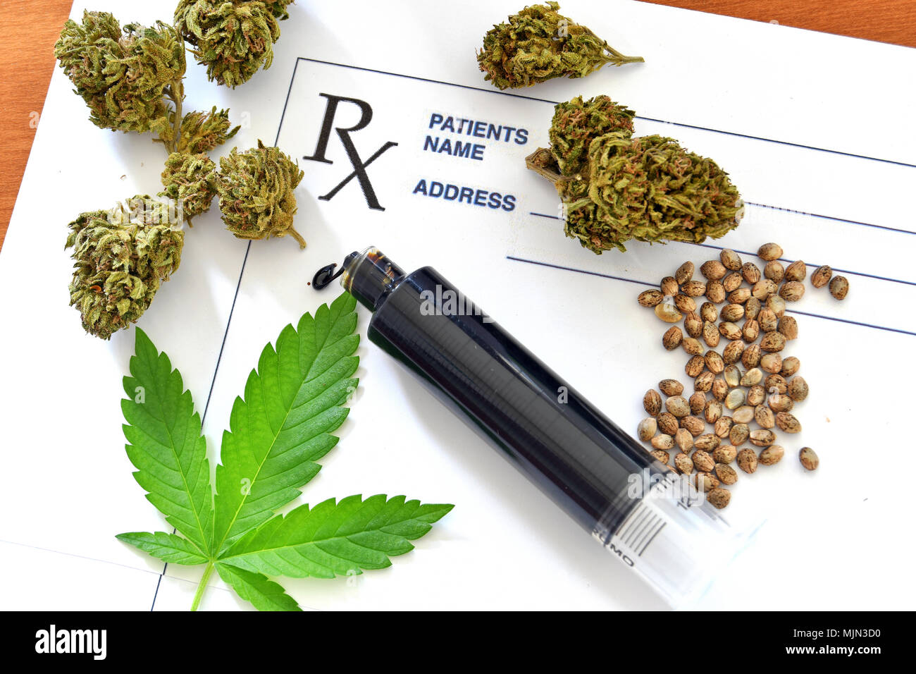 Hash-Öl- und medizinischen Cannabis Cannabis Samen und Verschreibung Papier Stockfoto