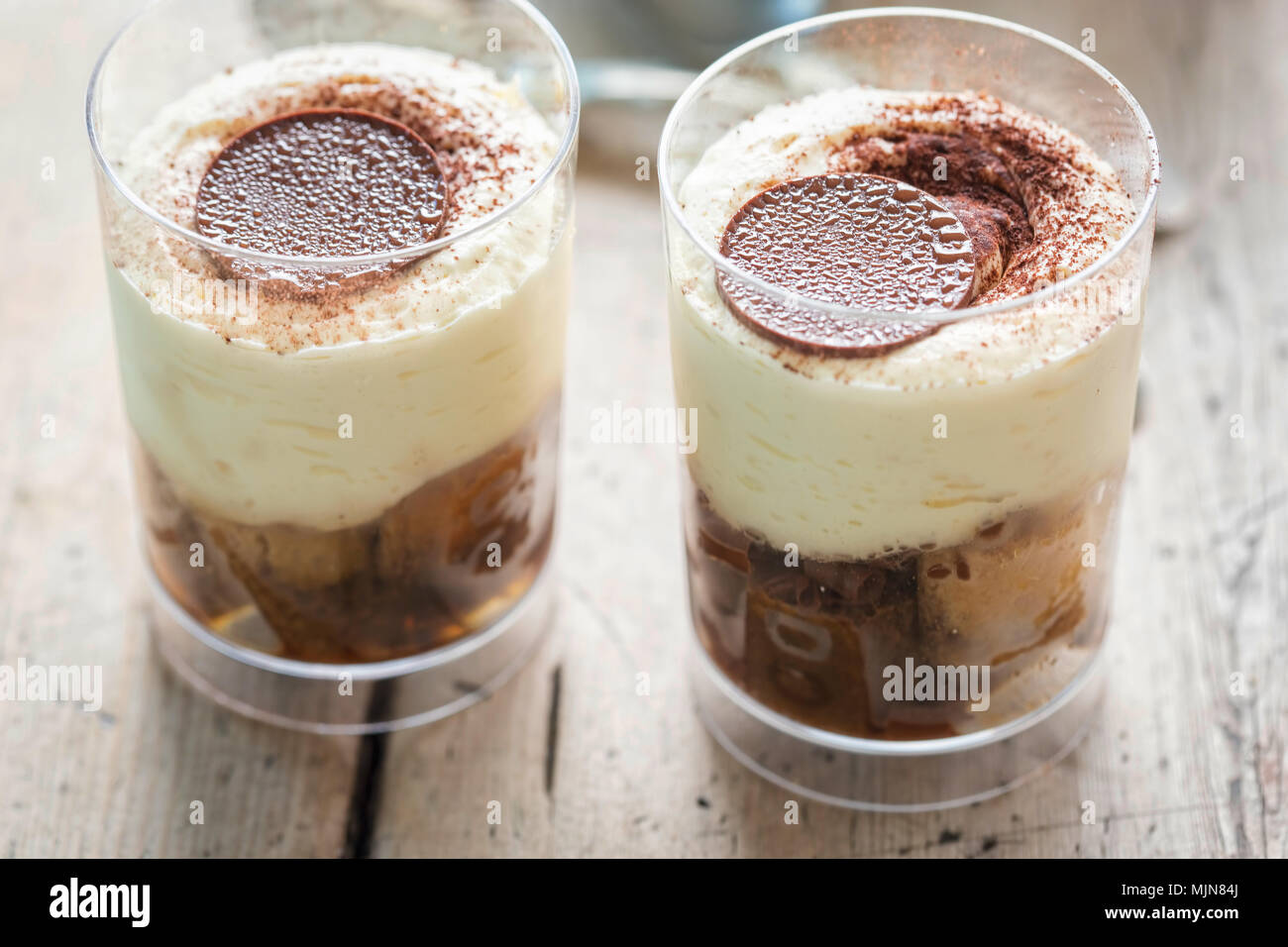 Dunkler und heller schokoladenbiskuit -Fotos und -Bildmaterial in hoher ... Dunkler und heller schokoladenbiskuit -Fotos und -Bildmaterial in hoher ...