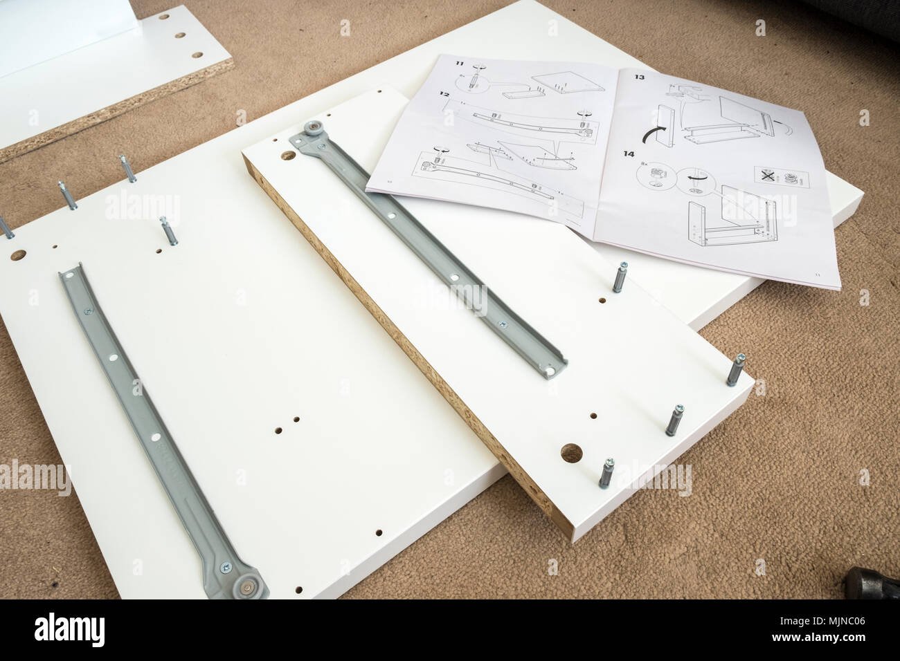 Ikea Selbstmontage Möbel und Anweisungen Stockfoto