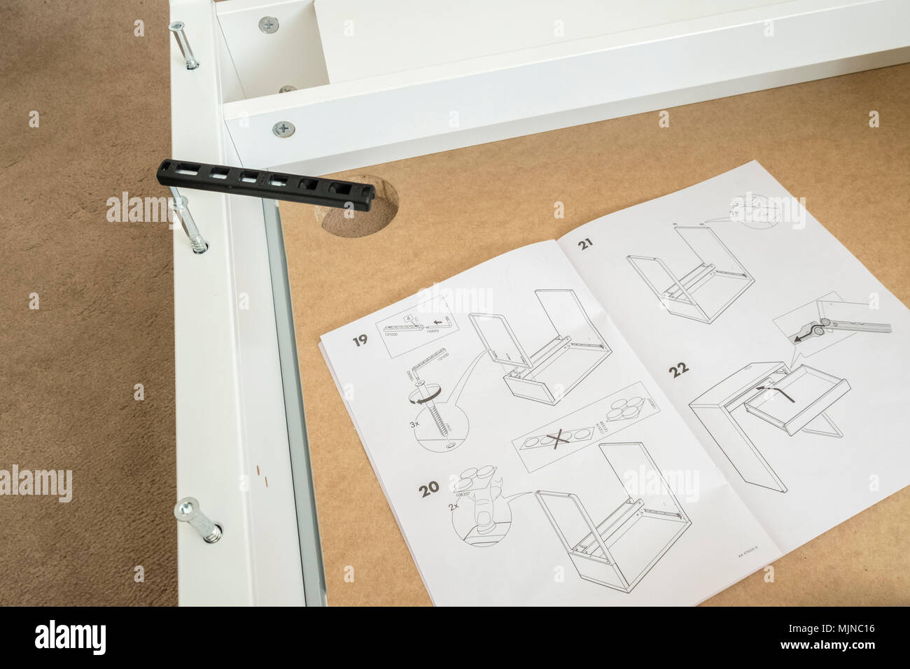 Ikea Selbstmontage Möbel Anweisungen und mitgeliefertem Werkzeug Stockfoto