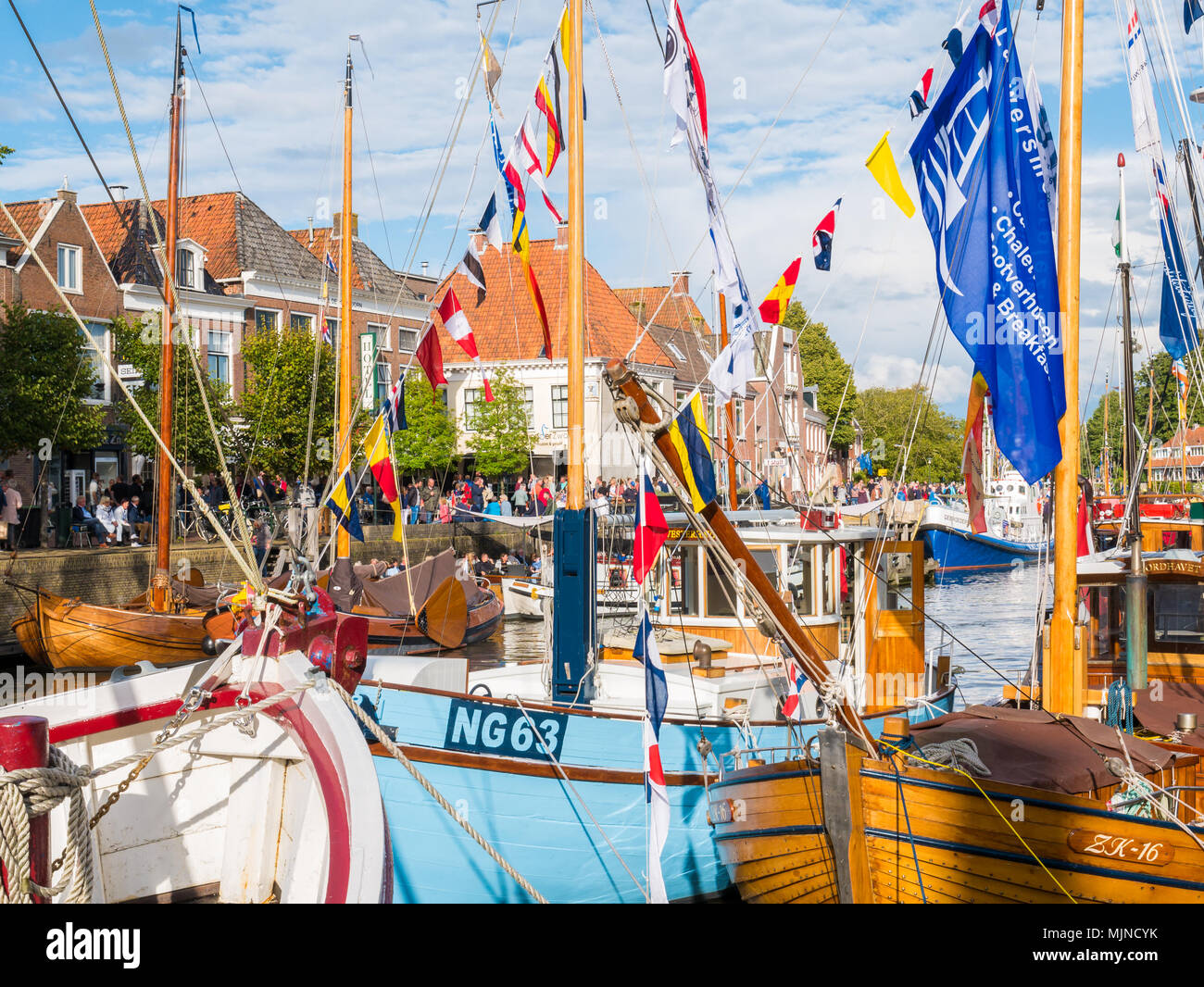 Menschen und dekorierte Boote im Hafen bei der Admiralität Tage nach Dokkum in Friesland, Niederlande Stockfoto