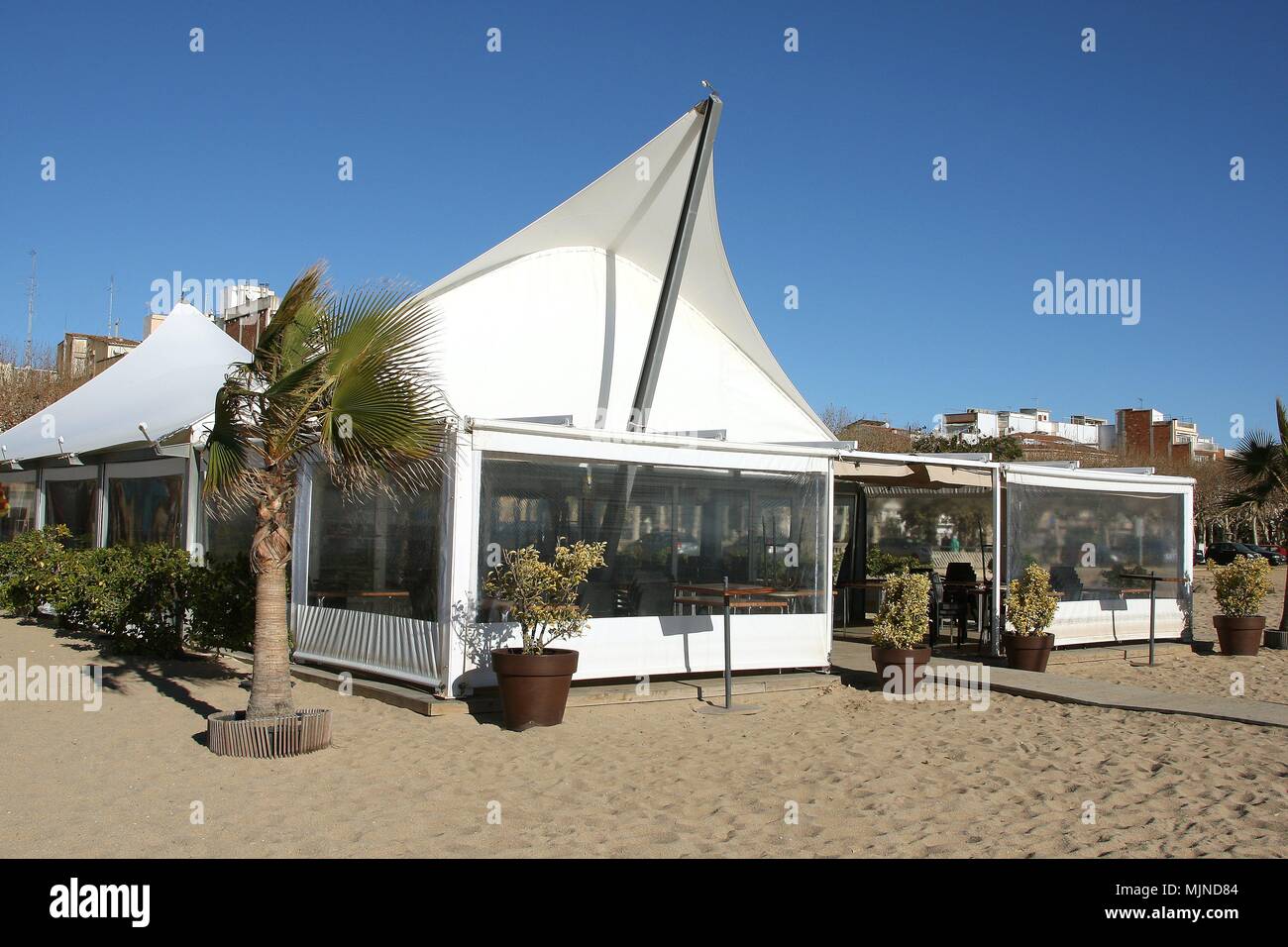 Cafe Bar am Strand in der Stadt am Meer von Calella an der Costa del Maresme in der Nähe von Barcelona in Katalonien Spanien EU 2018 Stockfoto