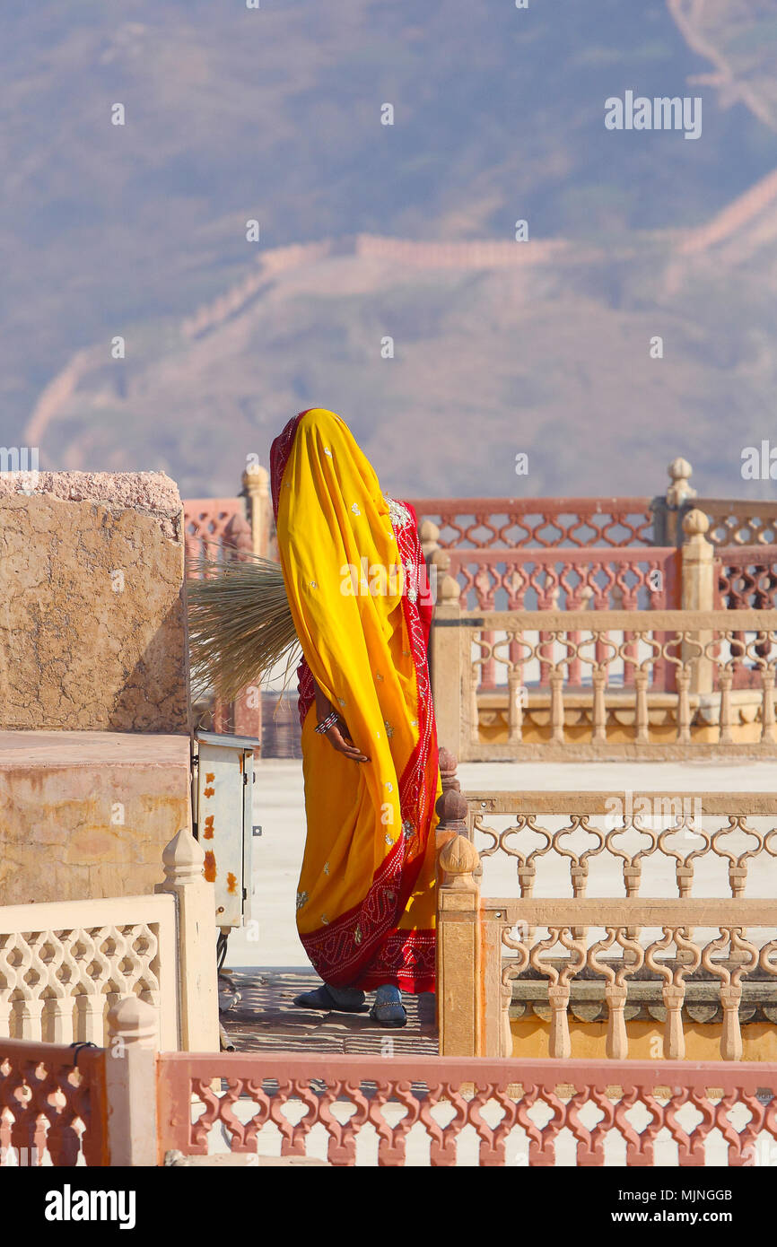 Mitarbeiter von Fort Amber in Jaipur im wunderschönen Sari Stockfoto