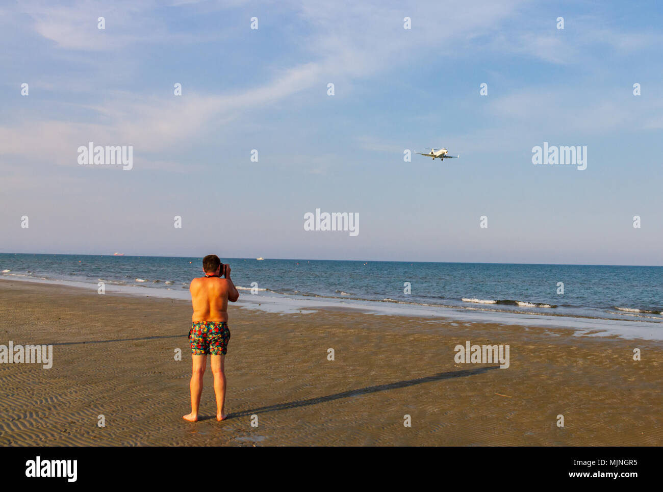 Mann, Foto von der Landung Flugzeug in McKenzie Beach in der Nähe von Larnaca International Airport Stockfoto