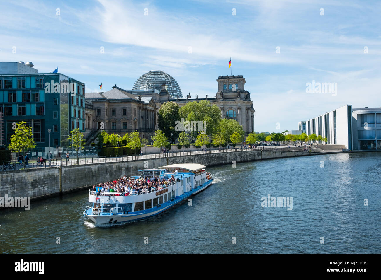 Berlin, Deutschland - Mai, 2018: Touristenboot tun Sightseeing Tour auf der Spree an deutschen Reichtag in Berlin, Deutschland Stockfoto