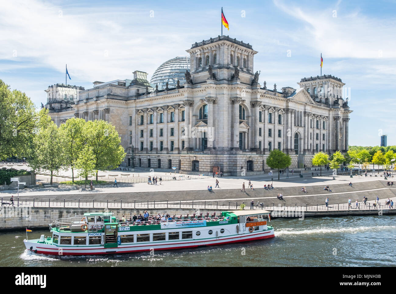 Berlin, Deutschland - Mai, 2018: Touristenboot an deutschen Reichtag Gebäude im Regierungsviertel in Berlin, Deutschland Stockfoto
