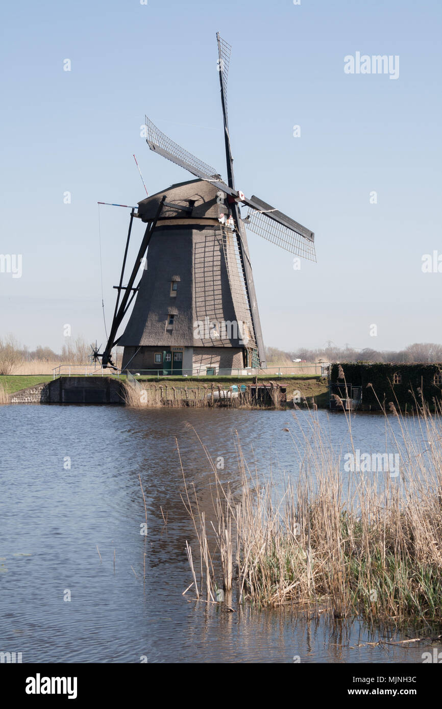 Die Niederlande Niederlandische Windmuhlen Kinderdijk Landschaft In Der Nahe Von Rotterdam Ein Unesco Weltkulturerbe Stockfotografie Alamy