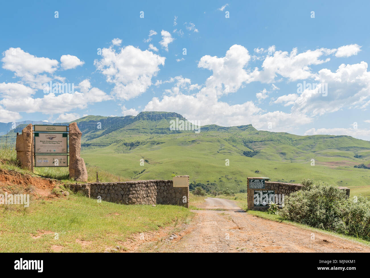 INJISUTHI, SÜDAFRIKA - 19. MÄRZ 2018: Das Eingangstor zu Injisuthi im Abschnitt Giants Castle der Maloti Drakensberg Park Stockfoto