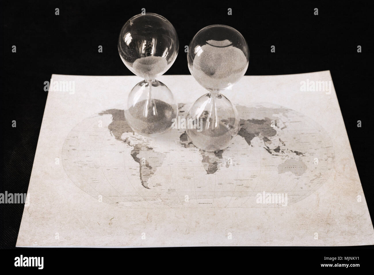 Kunstwerke im Retro-Stil, zwei sandglasses, politische Karte der Welt, Zeit Stockfoto