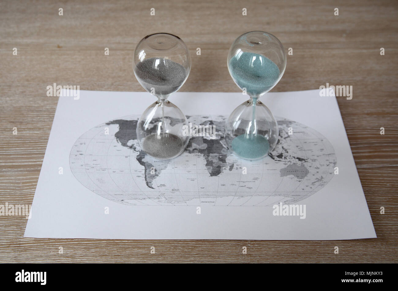 Welt politische Karte und zwei sandglasses, Zeit Stockfoto