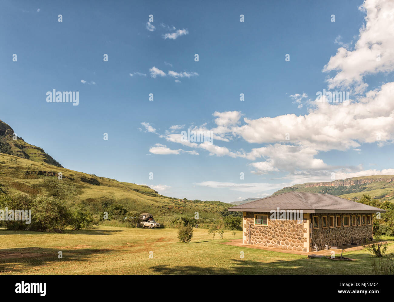 INJISUTHI, SÜDAFRIKA - 19. MÄRZ 2018: Der Campingplatz mit Waschung Gebäude in Injisuthi im Maloti Drakensberg Park Stockfoto