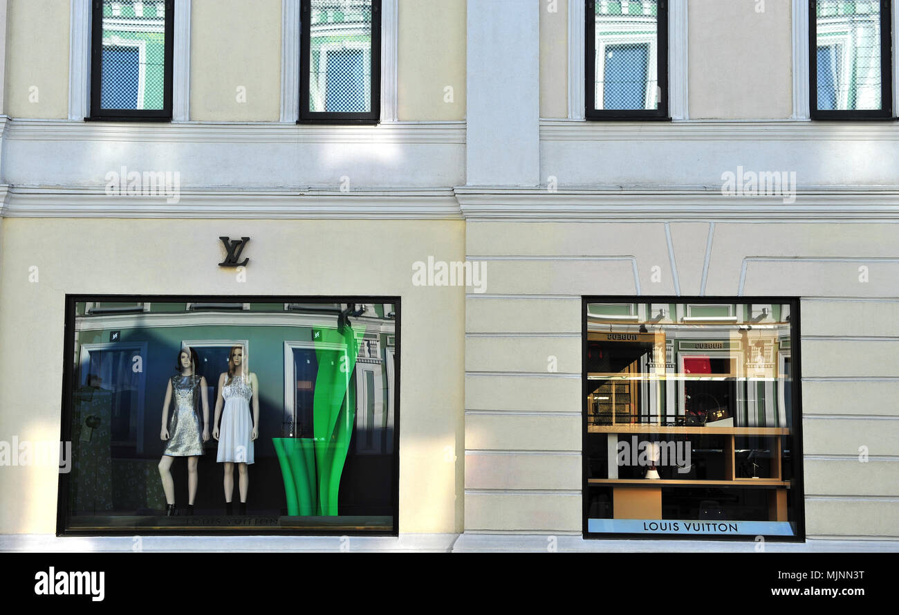Louis-vuittons Kaufen Fenster Mit Kleidung Und Sacken Moskau