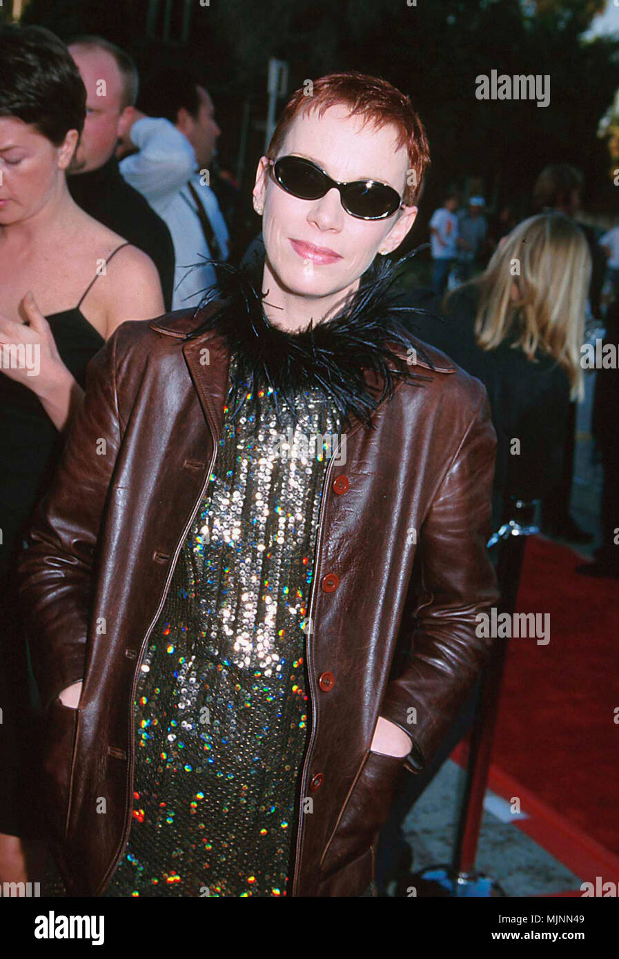 10 Apr 2000, Los Angeles, Kalifornien, USA ----- Annie Lennox bei Arista Records" 25-jähriges Jubiläum feiern. - - -' Tsuni/USA "Annie Lennox Annie Lennox Berühmtheiten Mode/drei Viertel vom roten Teppich -1994-2000, eine Person, Vertikal, Besten, Hollywood Leben, Event in Hollywood Leben - Kalifornien, Red Carpet Event, Vertikal, USA, Filmindustrie, Prominente, Fotografie, Bestof, Kunst, Kultur und Unterhaltung,,, Topix Annie Lennox Ereignis in Hollywood Leben - Kalifornien, Red Carpet Event, Vertikal, USA, Filmindustrie, Prominente, Fotografie, Bestof, Kunst Kultur und Unterhaltung Stockfoto