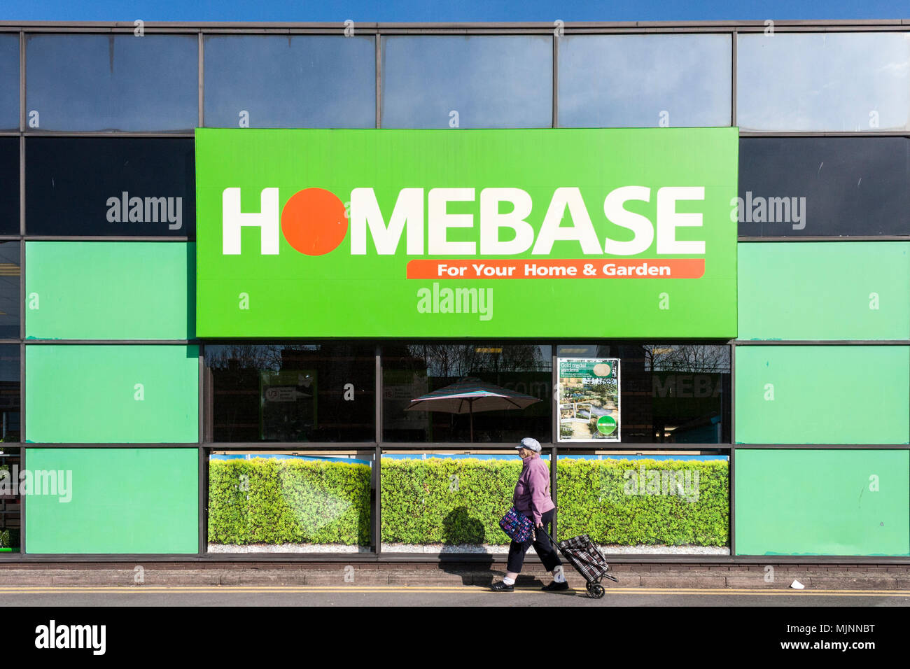 Homebase home improvement Retailer und Garten Center an der Außenseite. Reading, Berkshire, England, GB, UK Stockfoto