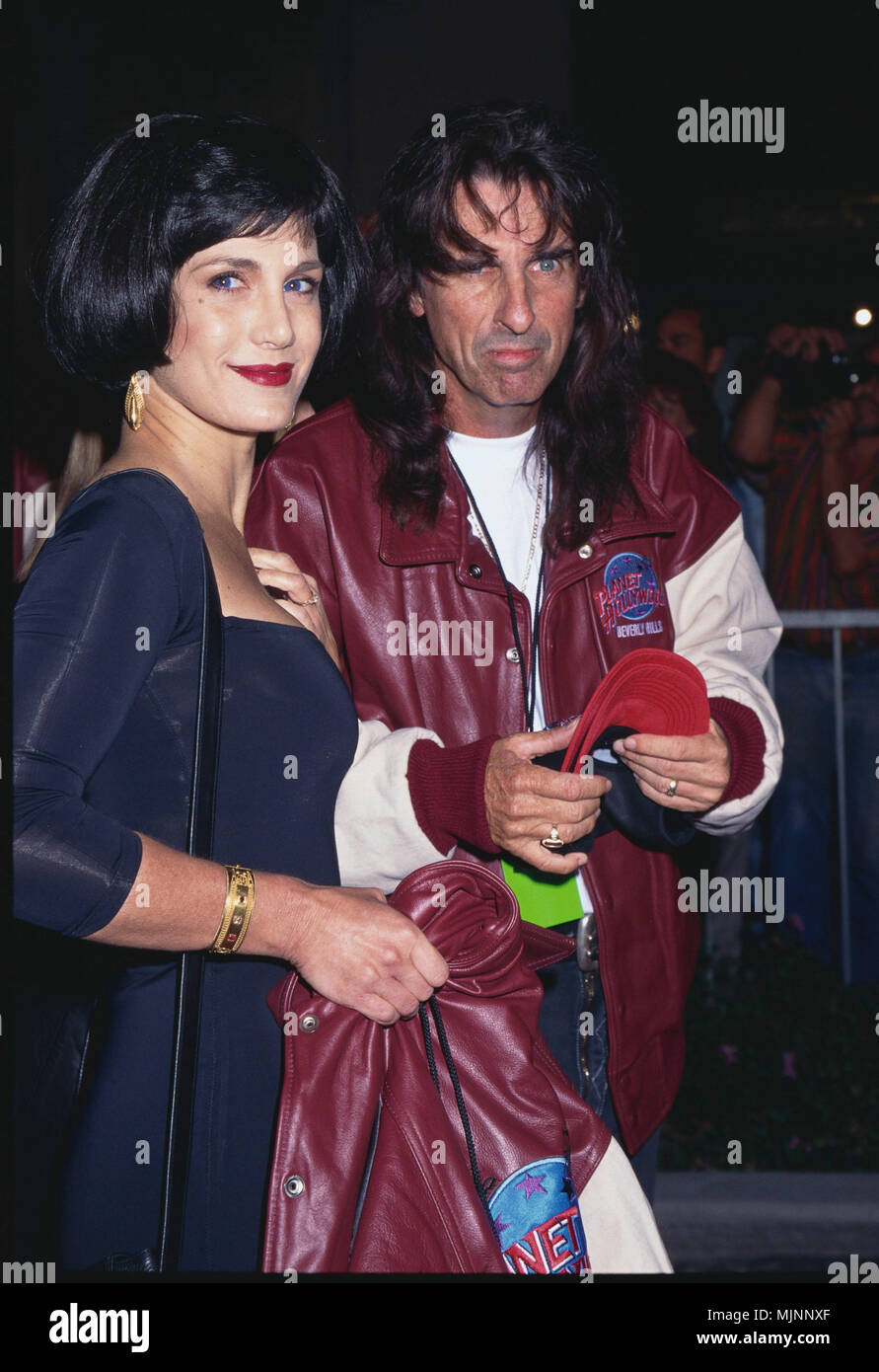 Alice Cooper und seine Frau Sheryl - - -' Tsuni/Bourquard 'Alice Cooper und seine Frau Sheryl Alice Cooper und seine Frau Sheryl Alice Cooper und seine Frau Sheryl Ereignis in Hollywood Leben - Kalifornien, Red Carpet Event, Vertikal, USA, Filmindustrie, Prominente, Fotografie, Bestof, Kunst, Kultur und Unterhaltung, Topix Celebrities Fashion / vom roten Teppich -1994-2000, eine Person, Vertikal, Besten, Hollywood Leben, Event in Hollywood Leben - Kalifornien, Roter Teppich und backstage, USA, Filmindustrie, Prominente, Fotografie, Bestof, Kunst, Kultur und Unterhaltung, Topix Familie ergänzende Anfrage Stockfoto